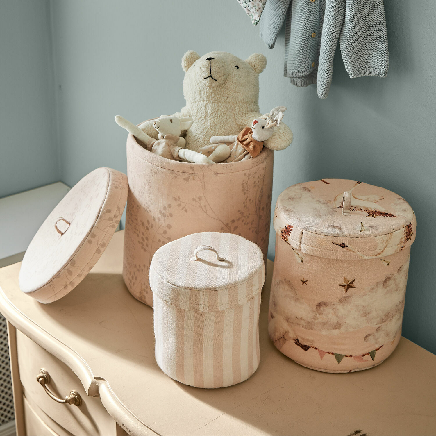Lot de 3 boîtes Bellise Trois boîtes en tissu pastel pour jouets dans une chambre d'enfant avec peluches et décorations