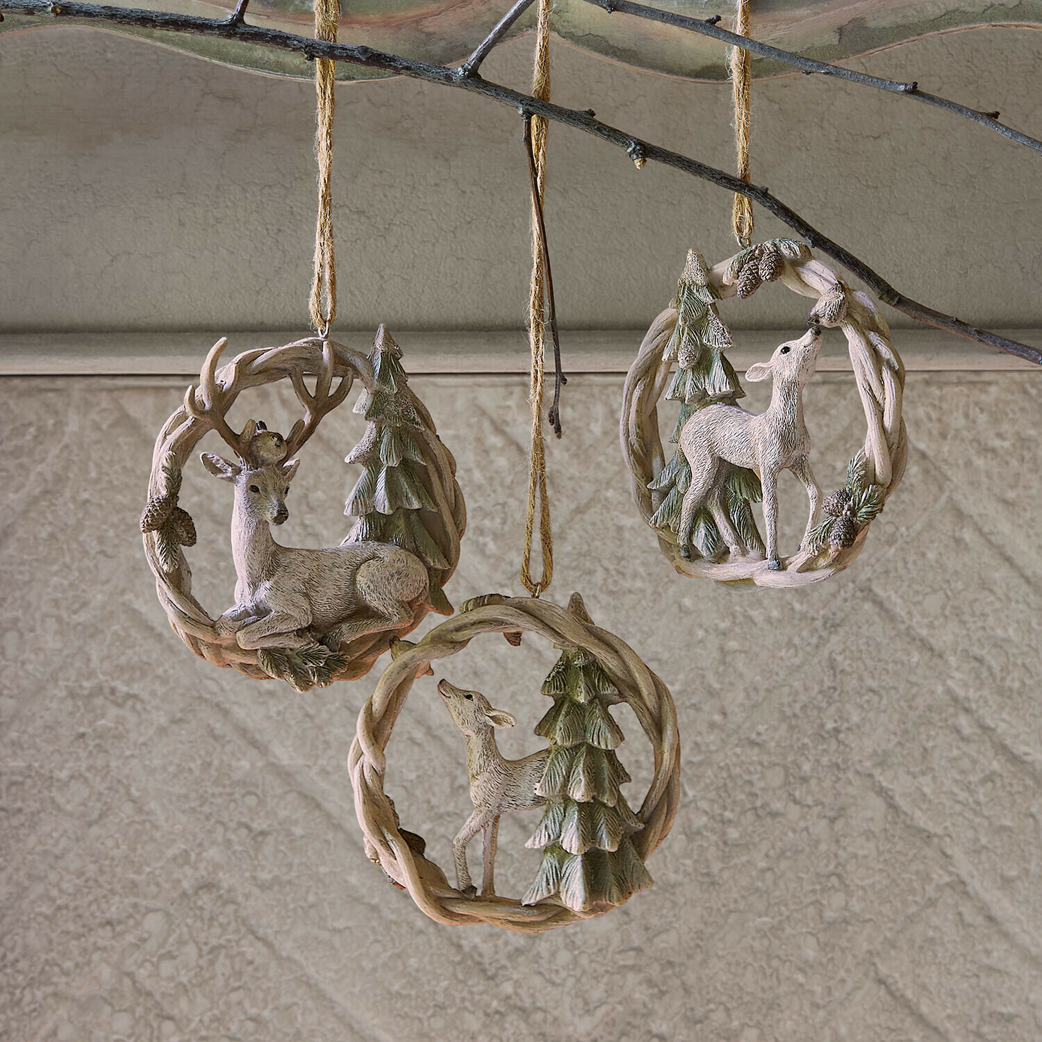 Lot de 3 décorations à suspendre Miranah Ensemble de trois décorations suspendues avec cerfs et sapins en couleurs naturelles pour décoration intérieure