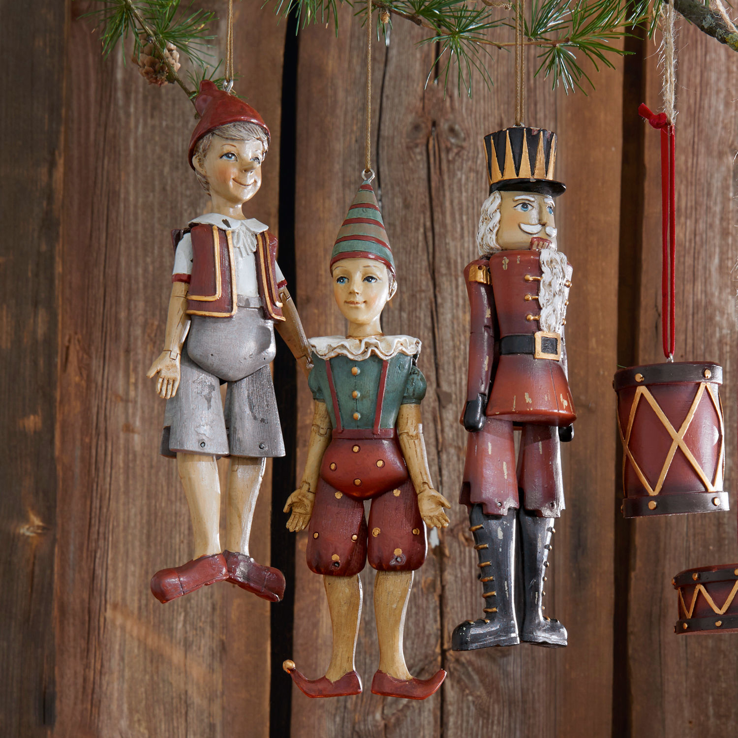 Lot de 3 figurines Udine Suspensions en bois décoratives de Noël avec personnages et tambours rouges et verts
