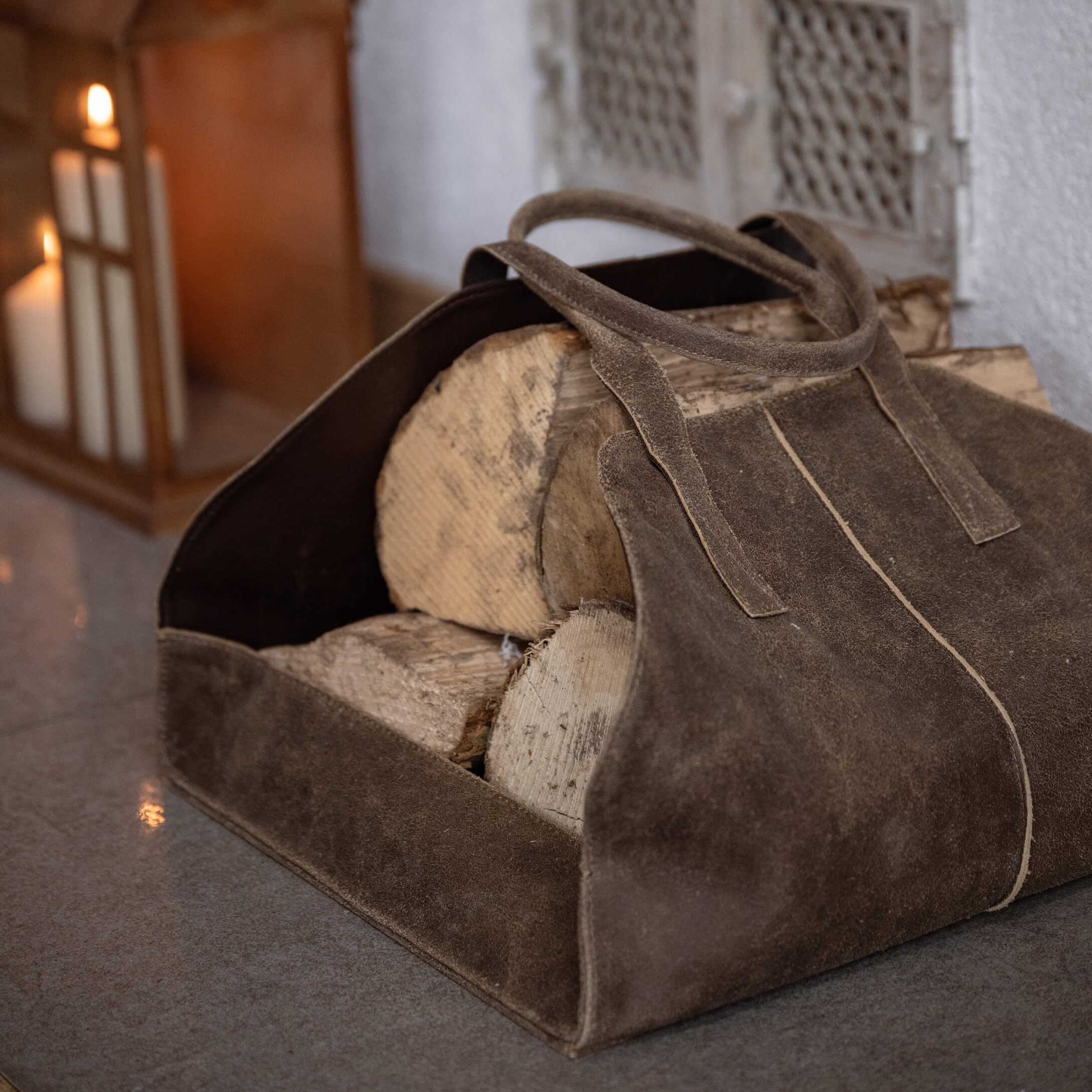 Panier en daim marron pour bois de chauffage avec poignées, accessoire pratique pour ranger le bois près de la cheminée