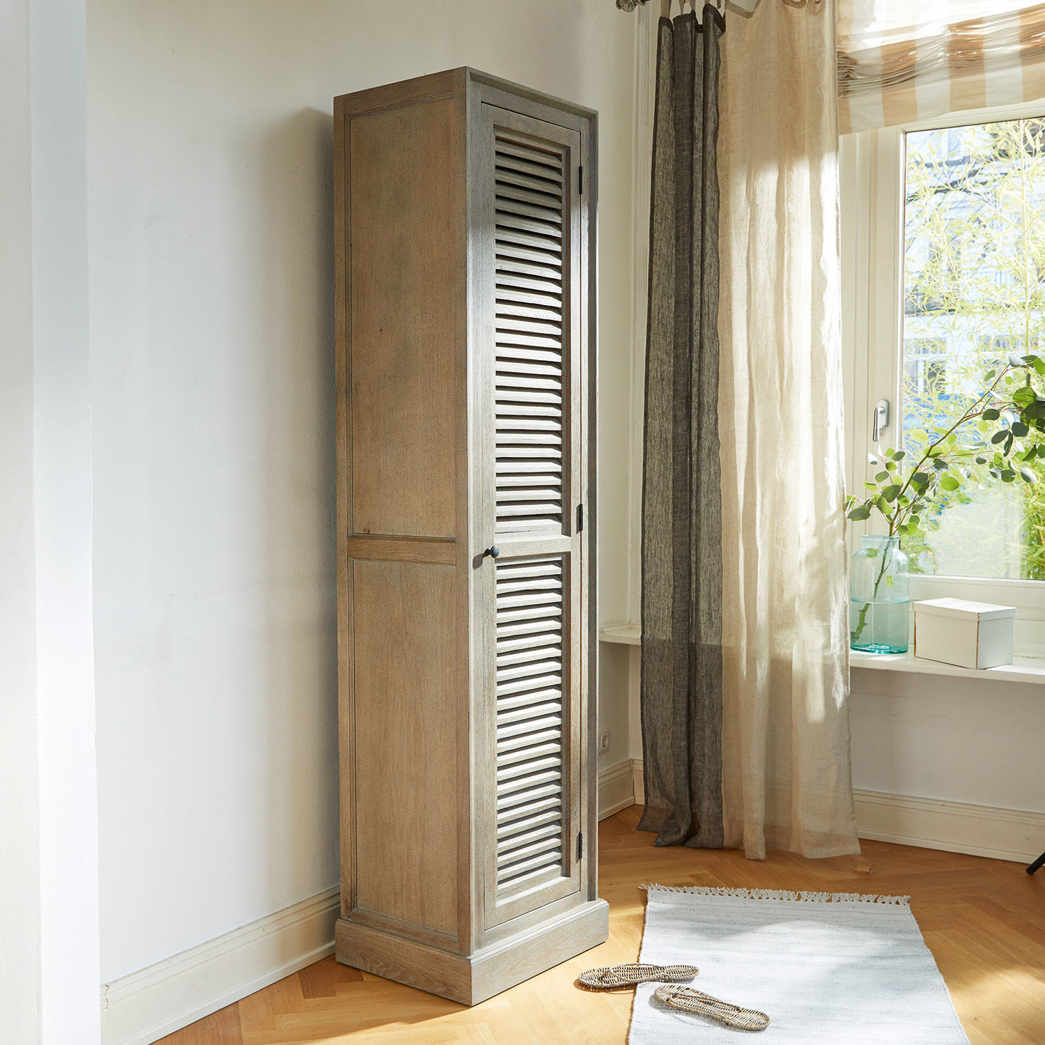 Armoire Avrainville Armoire haute en bois couleur naturelle avec portes à persiennes pour rangement dans le salon
