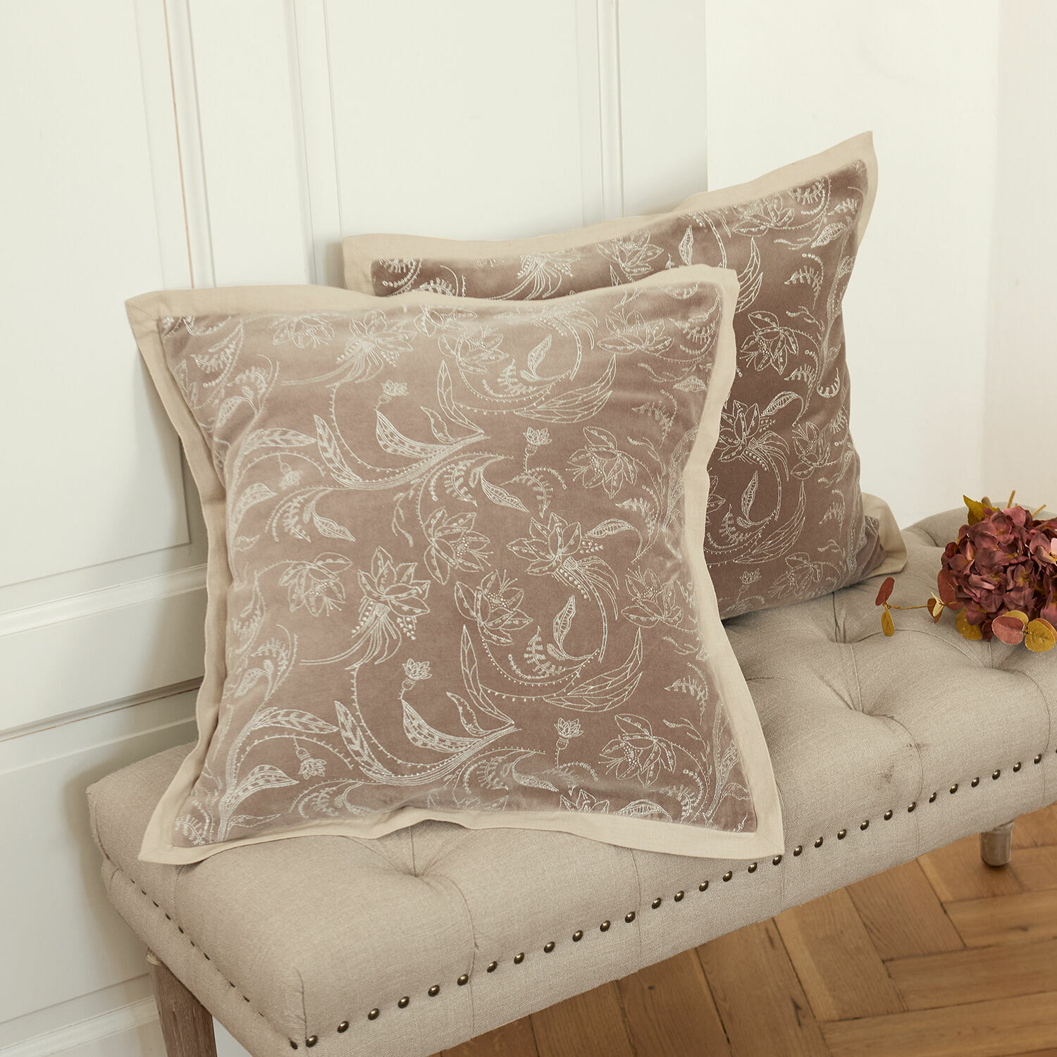 Lot de 2 housses de coussins Olicianne Coussin décoratif beige en velours avec motif floral, idéal pour canapé ou banc élégant