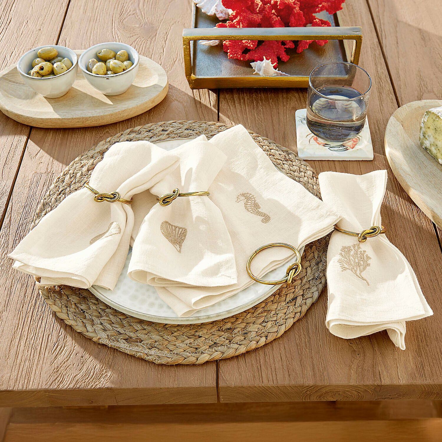 Lot de 4 serviettes Celorin Serviettes en lin crème avec motifs marins et anneaux dorés sur table en bois pour décoration de table