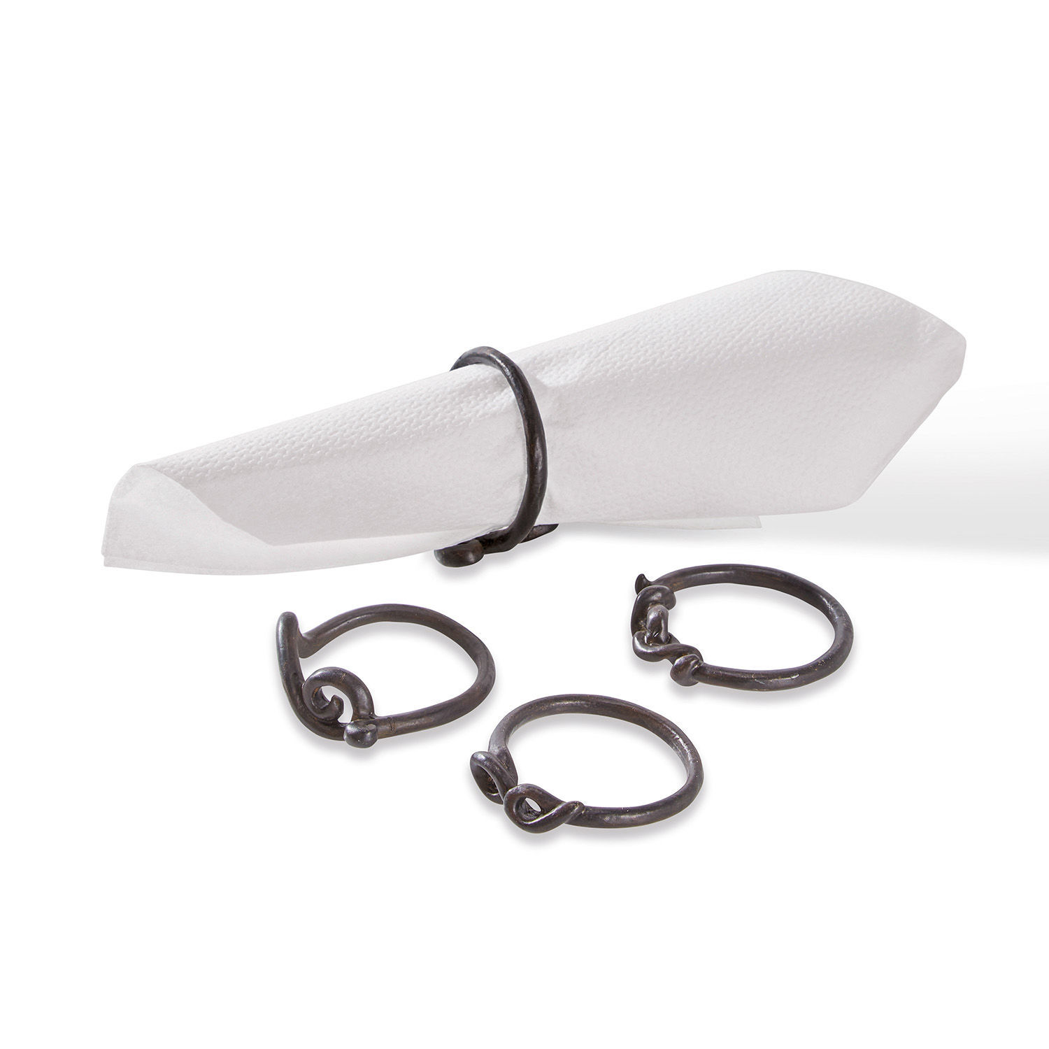 Lot de 4 ronds de serviettes Astor Ensemble de quatre ronds de serviette en métal foncé pour décoration de table élégante