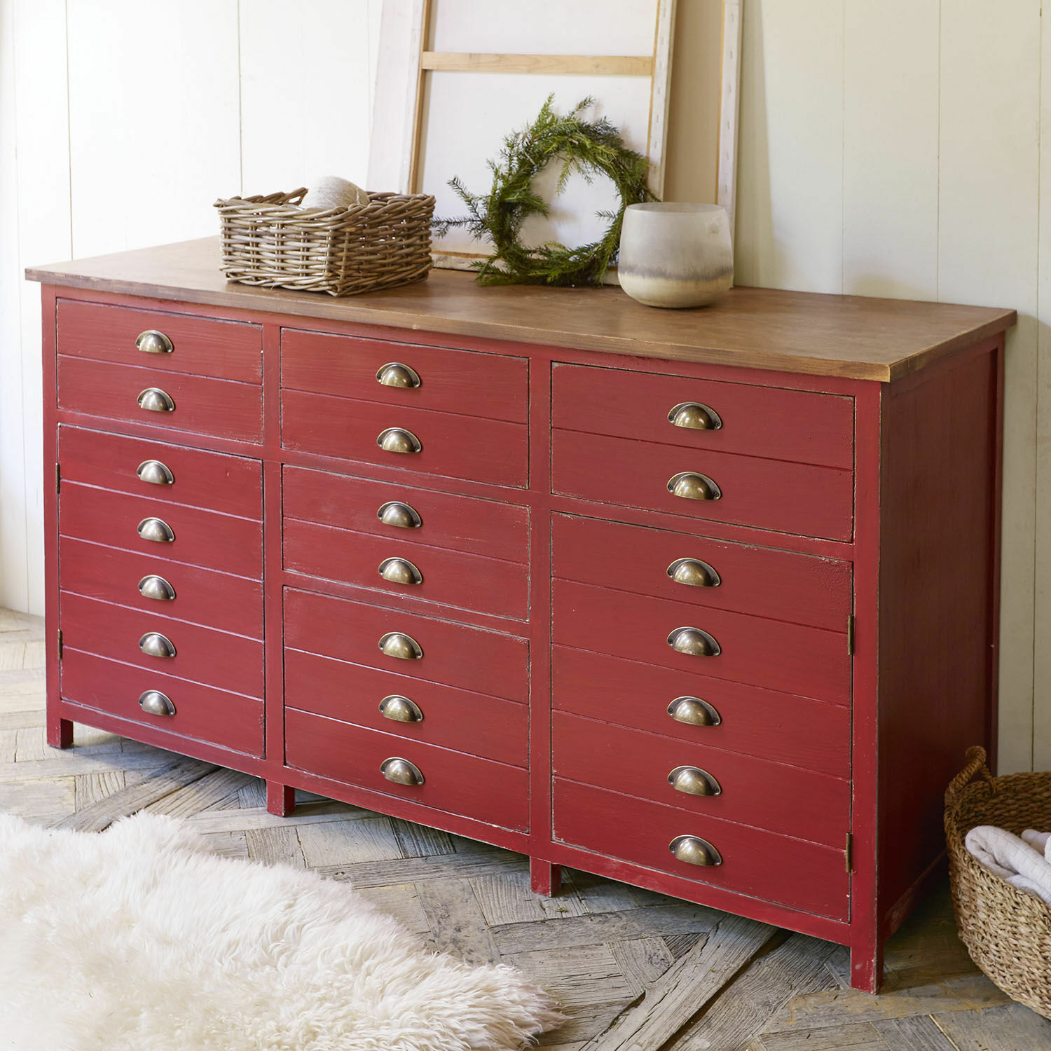 Commode Benice Commode en bois rouge avec de nombreux tiroirs et poignées en laiton style vintage