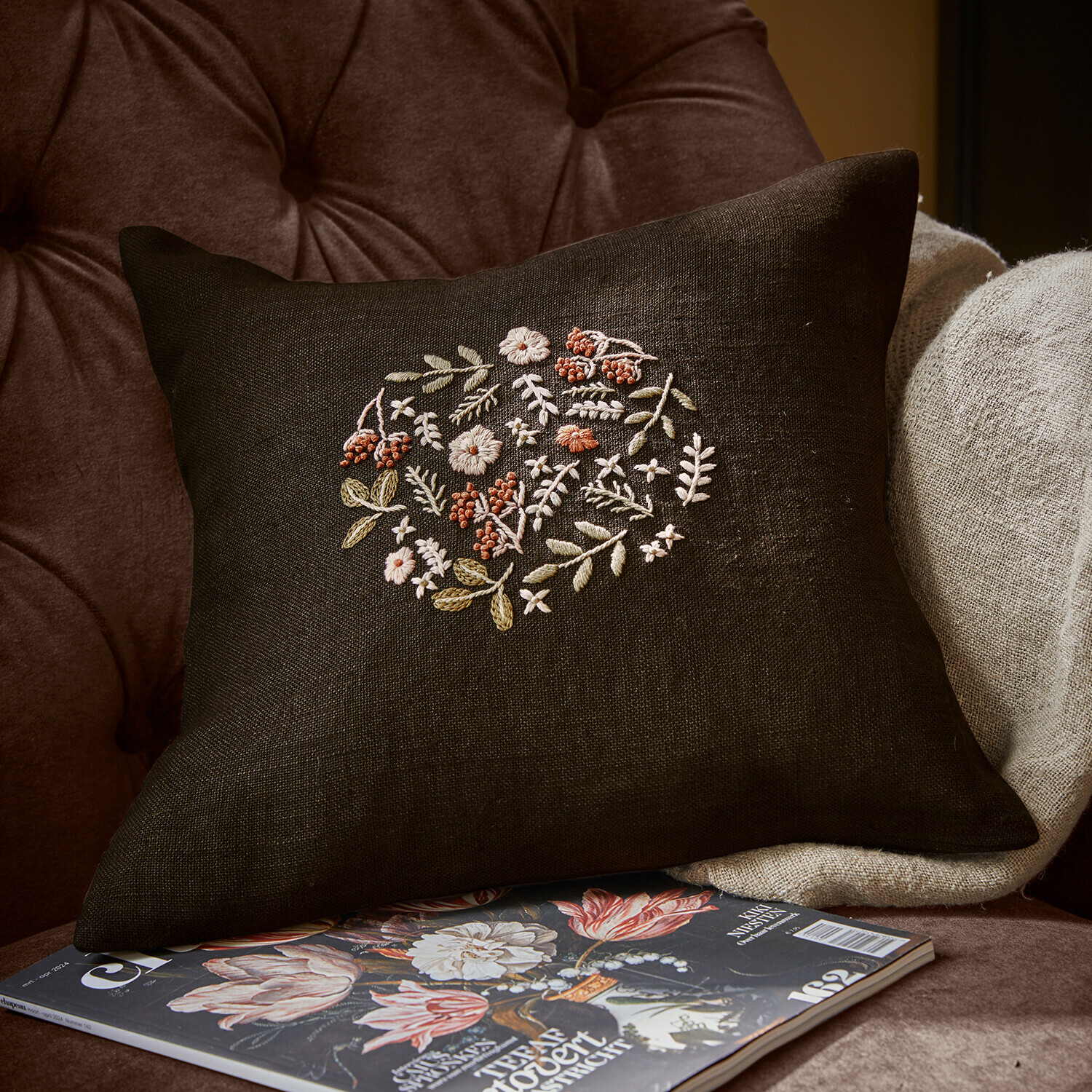 Housse de coussin Mireve Coussin en lin brun foncé avec broderie florale, décoration intérieure et accessoires textiles