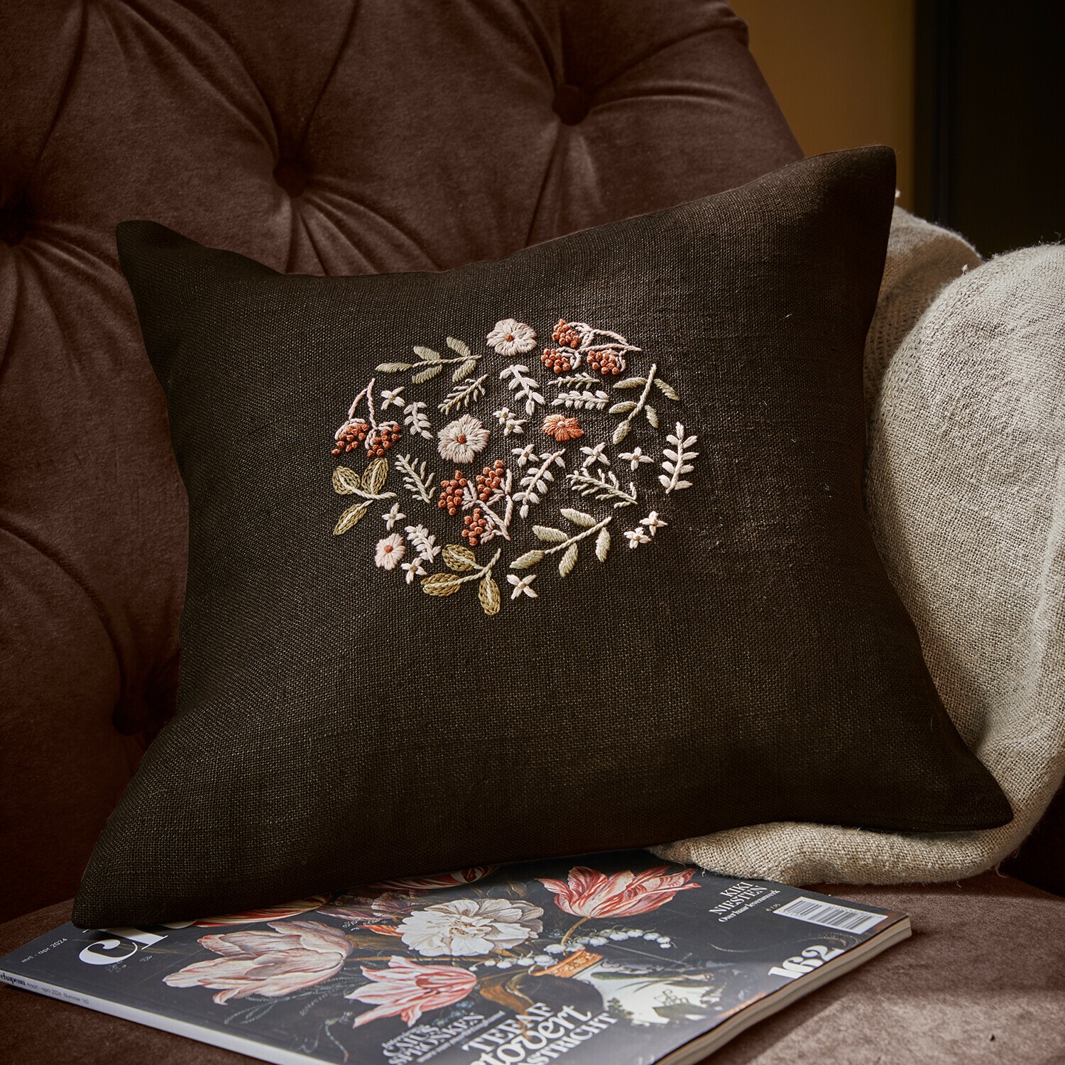Housse de coussin Mireve Coussin en lin brun foncé avec broderie florale, décoration intérieure et accessoires textiles
