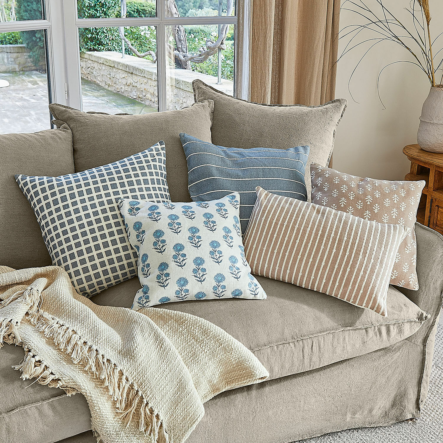 Lot de 5 housses de coussin Xantelle Canapé beige avec plaid en coton et coussins décoratifs à motifs bleus et beiges pour salon cosy