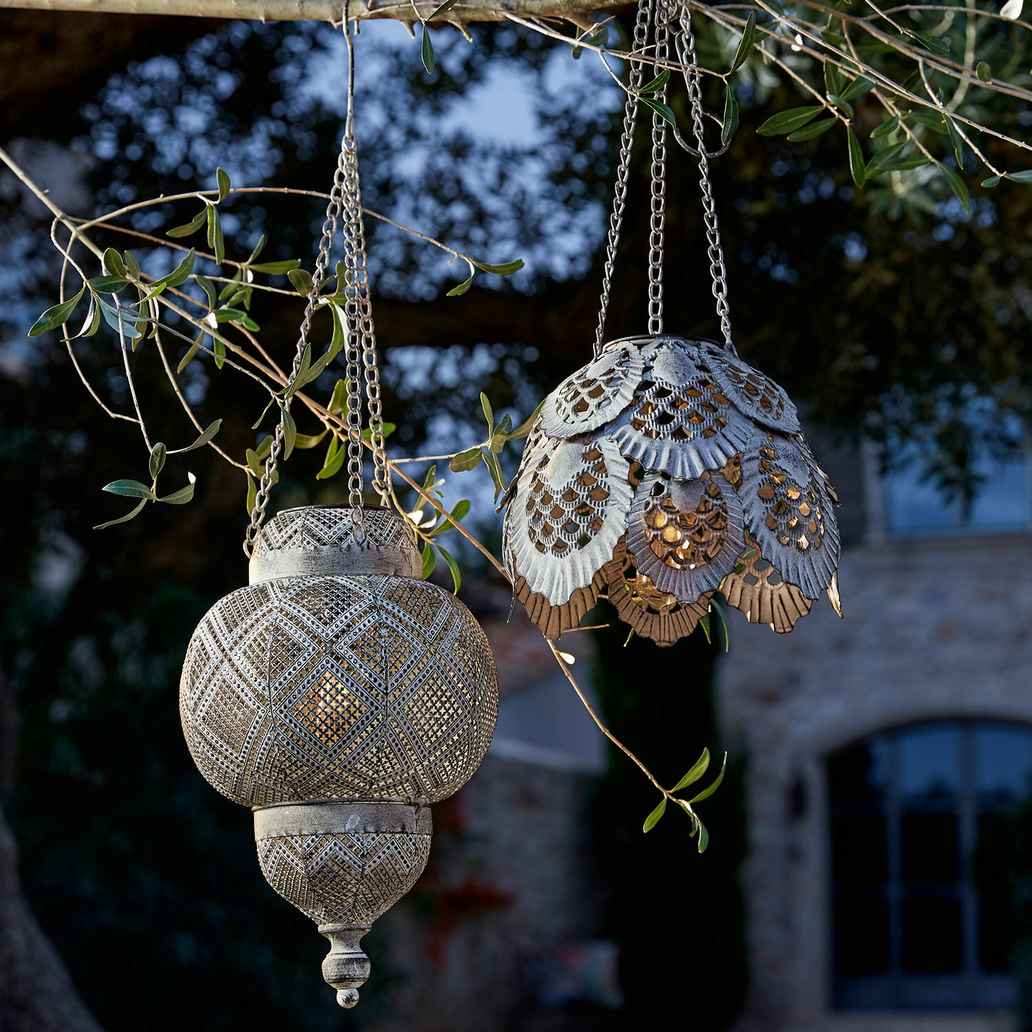 Lot de 2 lanternes solaires à suspendre Paale Lanterne suspendue en métal gris avec motifs ajourés, idéale pour décoration extérieure et intérieure