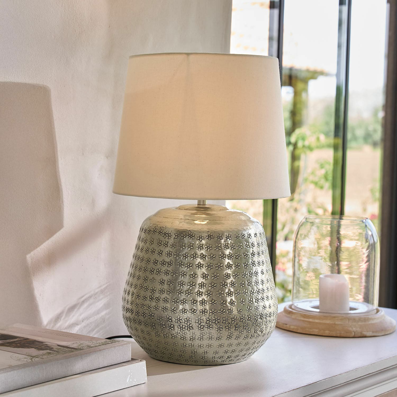 Lampe à poser Blancos Lampe de table avec base en métal argenté à motif et abat-jour crème, décoration intérieure