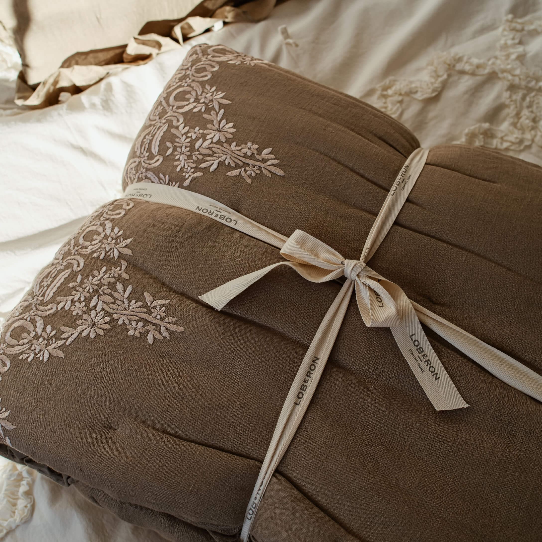 Couette marron matelassée avec broderie florale et ruban en coton pour décoration de chambre