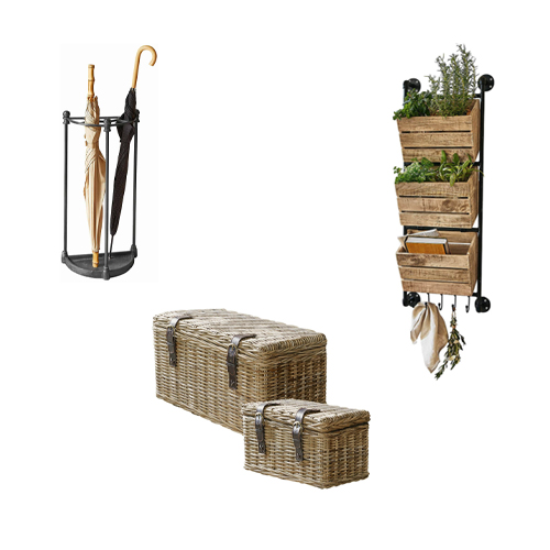 Ensemble décoratif avec coffres en osier, porte-parapluies en métal et étagère murale en bois