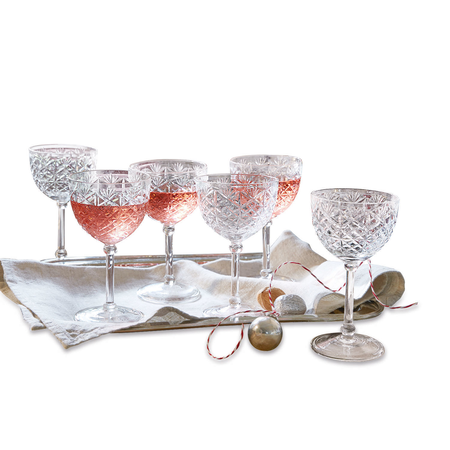 Lot de 6 coupes Olite Ensemble de six verres à vin en cristal avec boisson rosée sur plateau avec nappe en lin