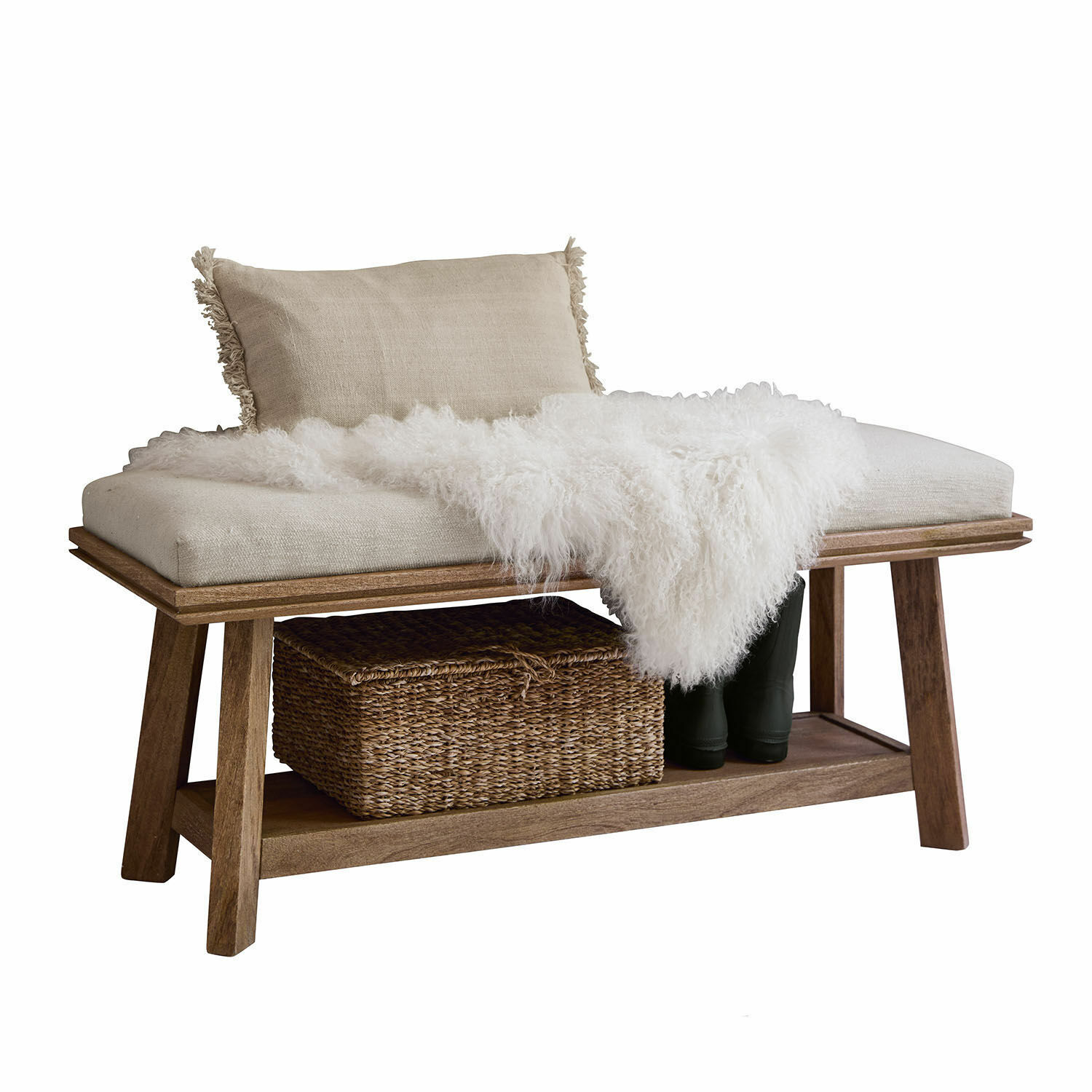 Banc Abington Banc en bois de manguier avec coussin beige, plaid en fausse fourrure blanche et panier de rangement