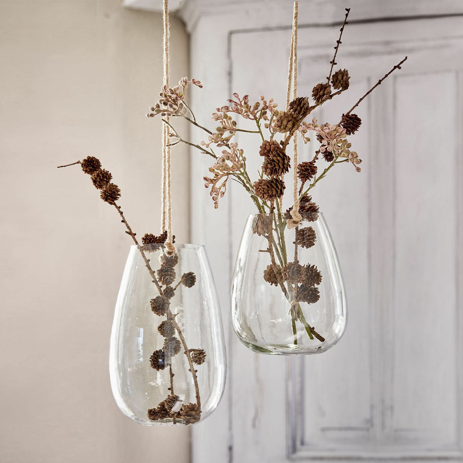 Lot de 2 photophores à suspendre Mylla Vases suspendus en verre transparent avec branches naturelles et pommes de pin pour décoration