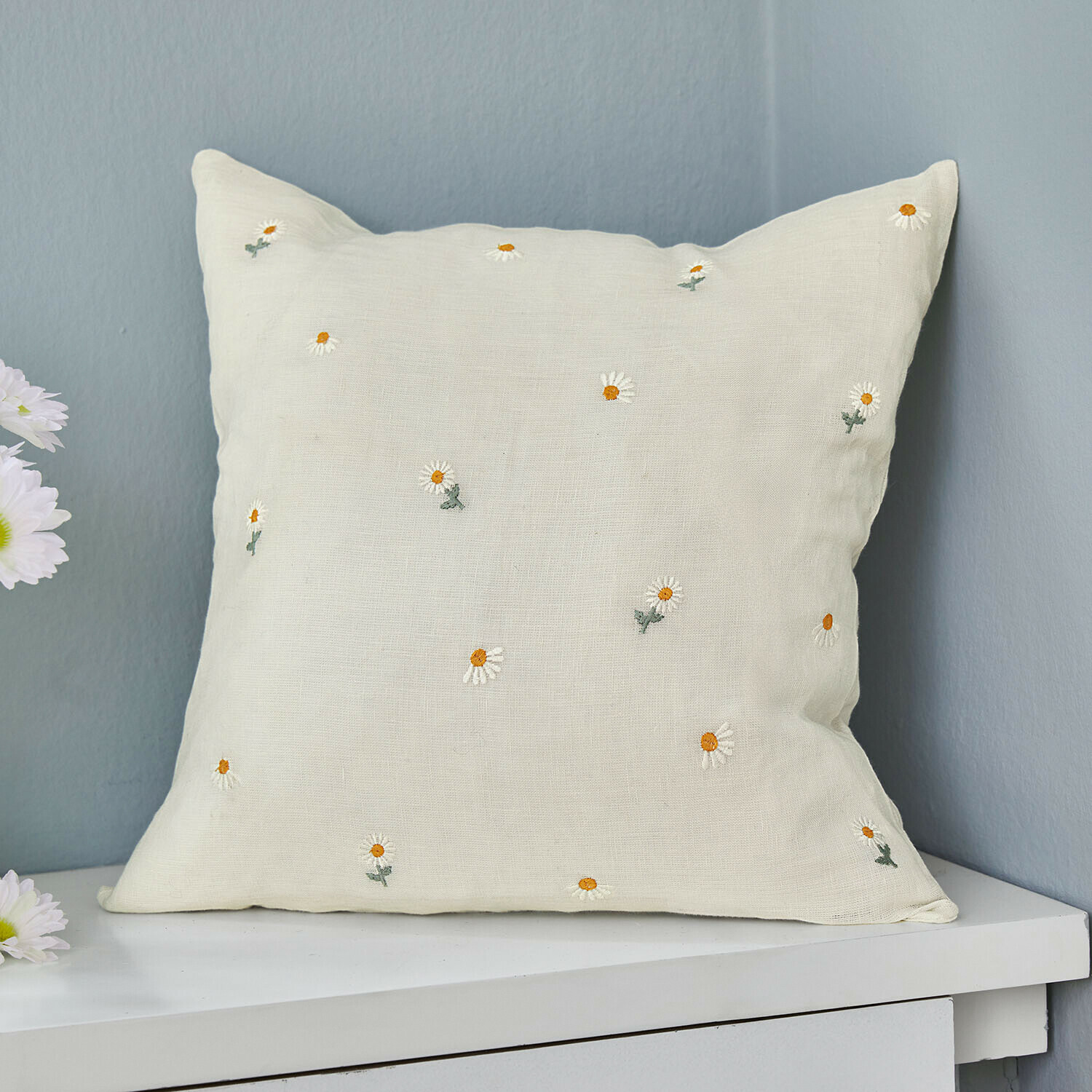 Housse de coussin Poppeline Coussin beige en lin avec broderies de marguerites blanches et jaunes, décoration intérieure