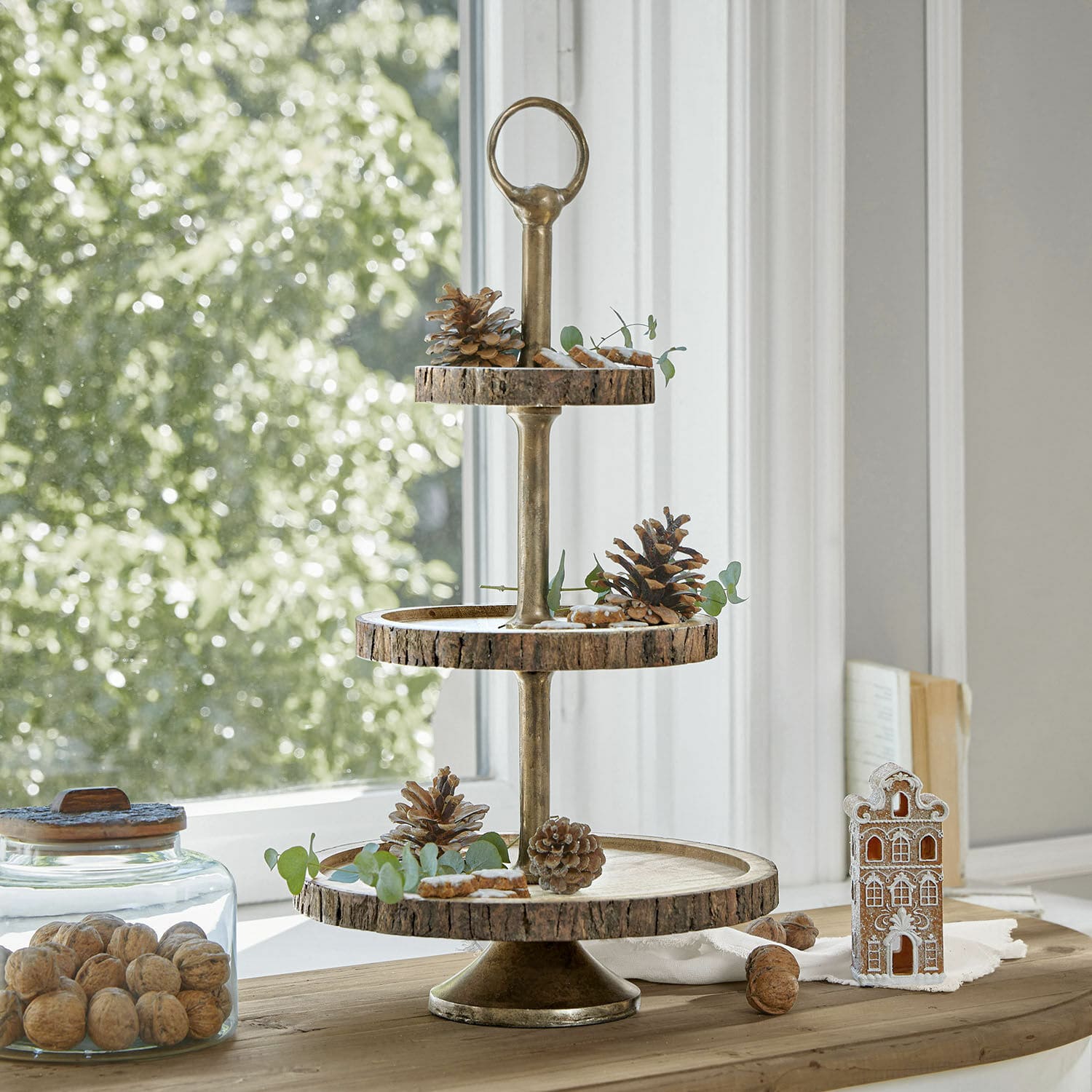 Présentoir à étages Danice Présentoir à trois niveaux en bois et métal naturel pour noix et décorations d'intérieur