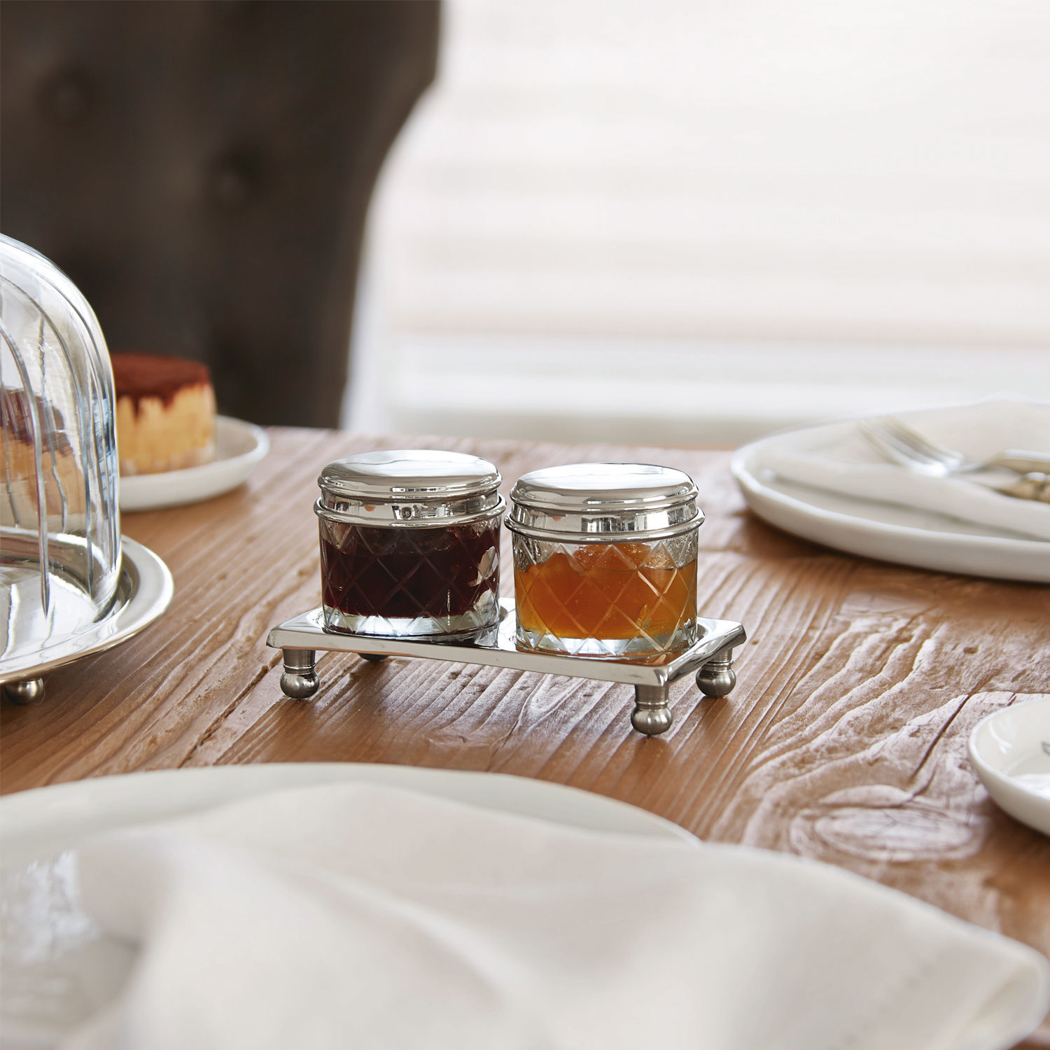 Lot de 2 pots Aiton Petits pots en verre avec couvercles métalliques sur un plateau argenté sur une table en bois pour confitures