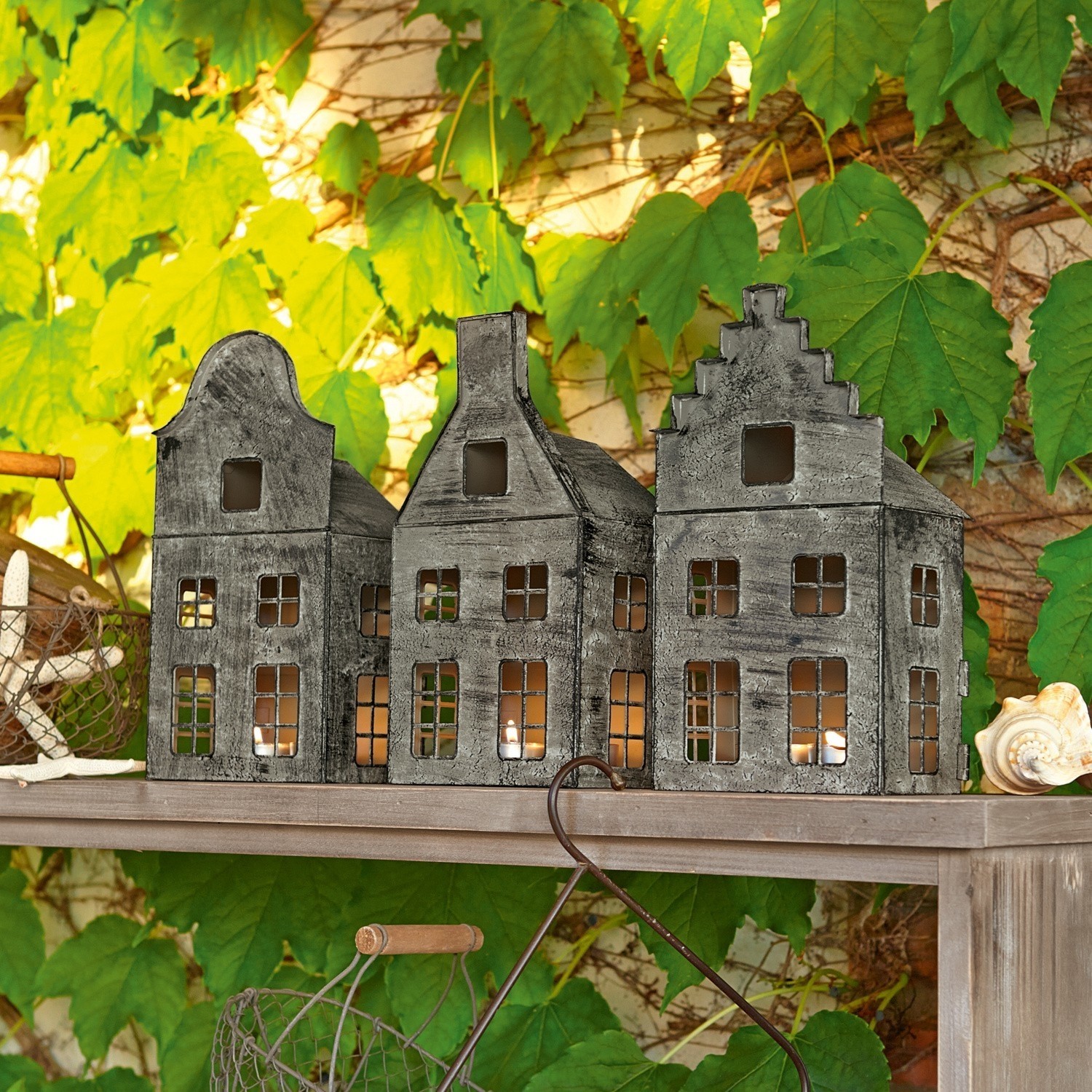 Lot de 3 lanternes Allison Park Lanterne en métal grise en forme de maisons décoratives sur une étagère en bois avec feuillage
