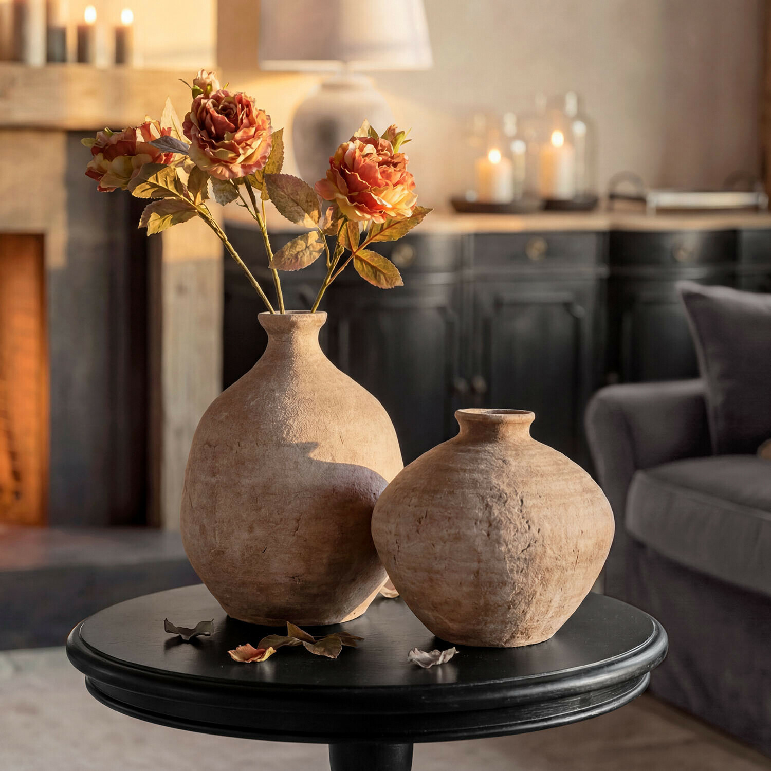 Lot de 2 vases décoratifs Kelvador Deux vases en céramique beige rustique sur une table noire avec des fleurs décoratives