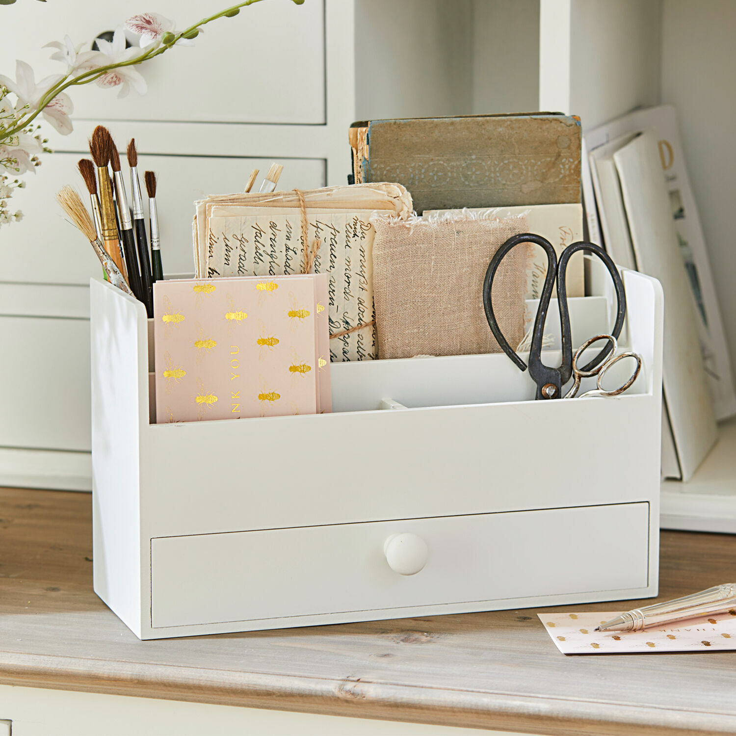 Organiseur de table Kaspian Organisateur de bureau en bois blanc avec tiroir, pinceaux et ciseaux, rangement pratique pour bureau