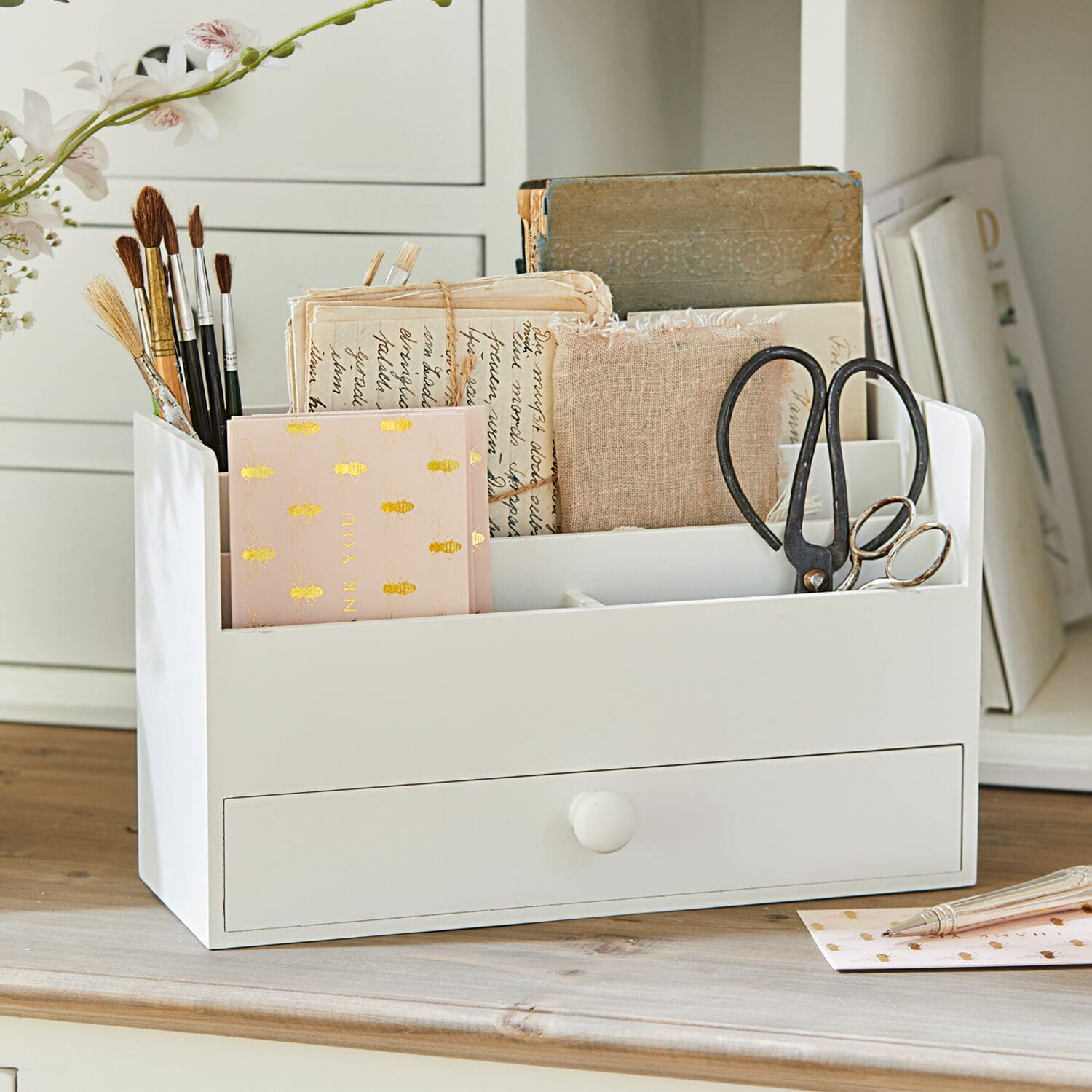 Organiseur de table Kaspian Organisateur de bureau en bois blanc avec tiroir, pinceaux et ciseaux, rangement pratique pour bureau
