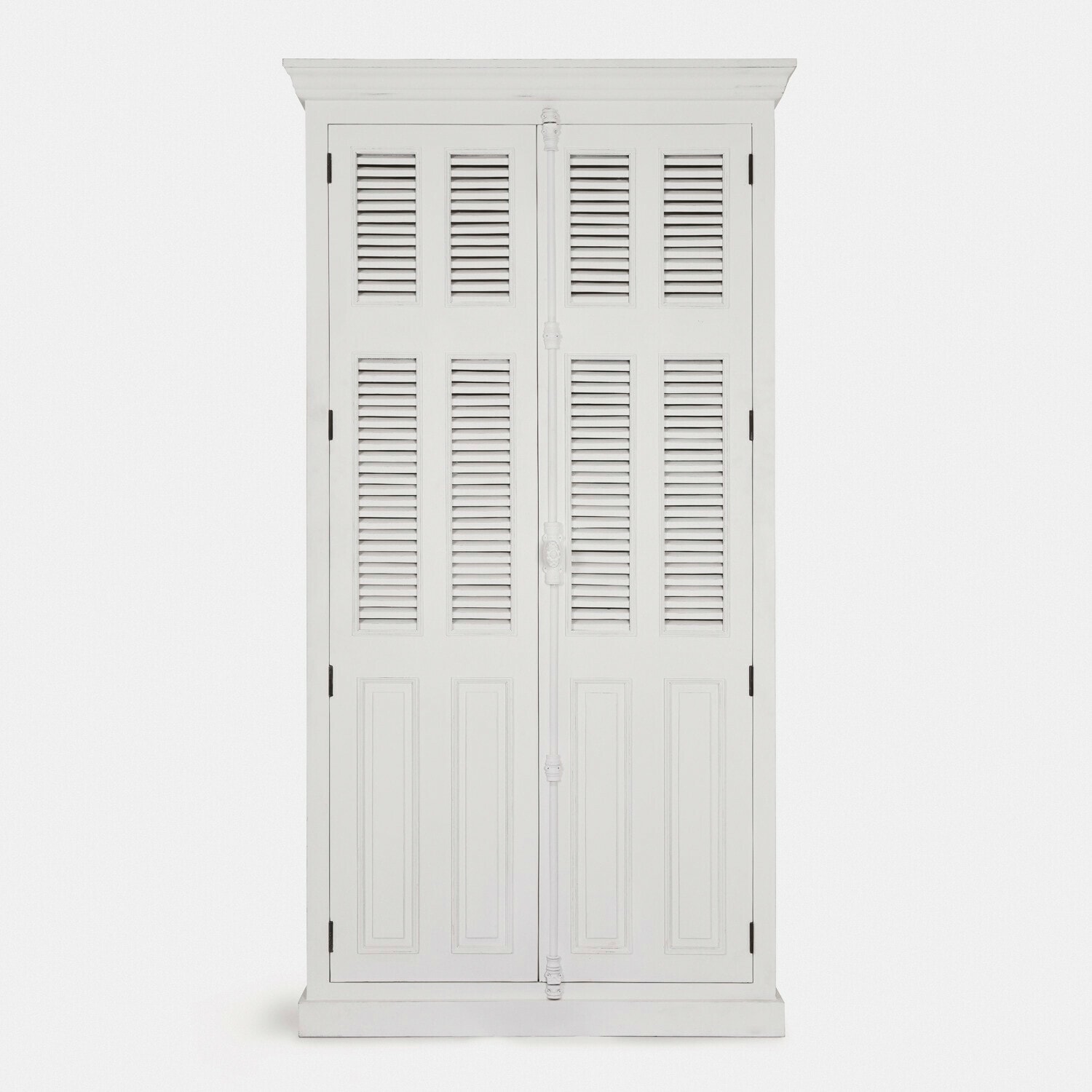 Armoire blanche en bois avec portes à persiennes et finition classique pour rangement