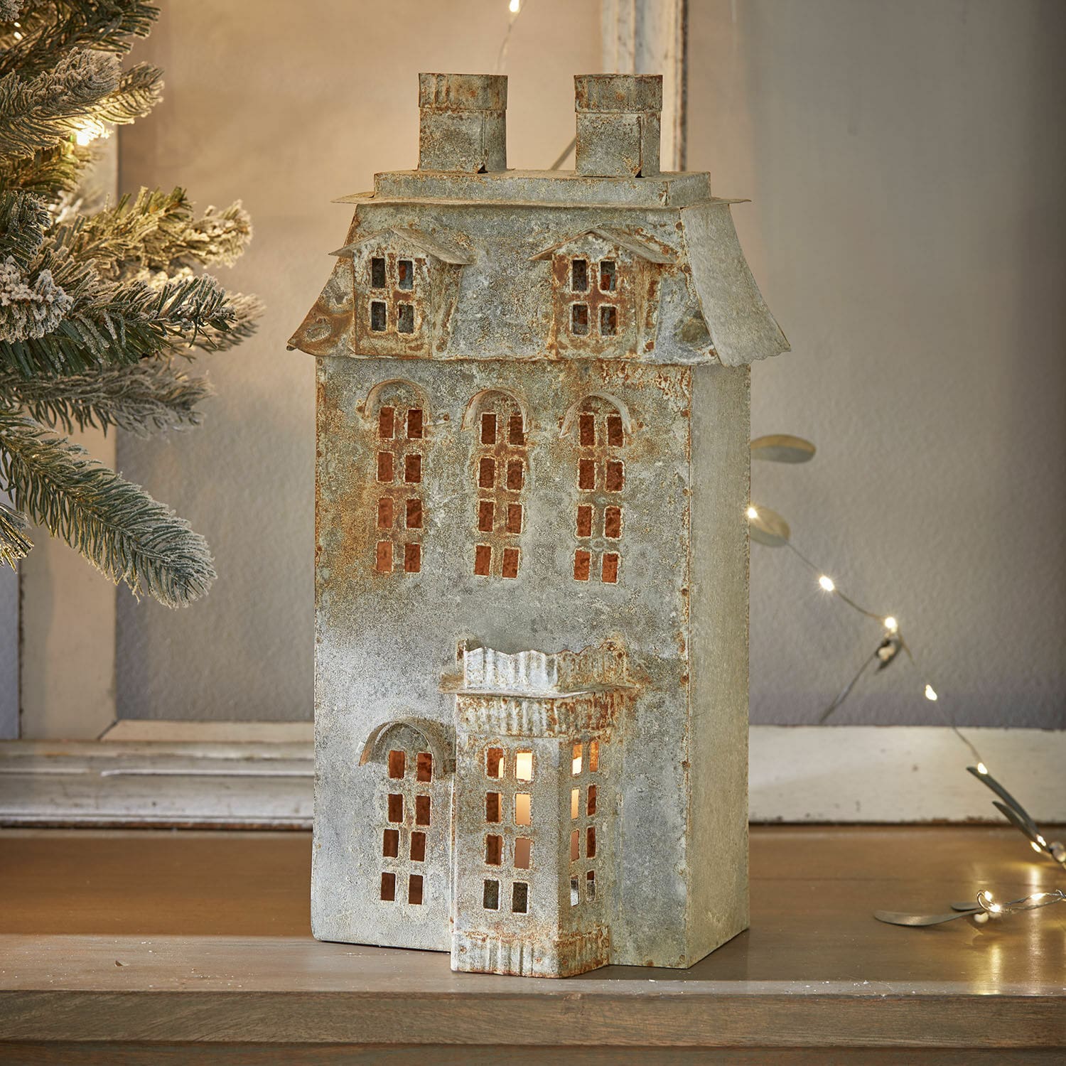 Décoration en métal en forme de maison avec fenêtres et toit couleur argent patiné, lampe LED décorative de Noël