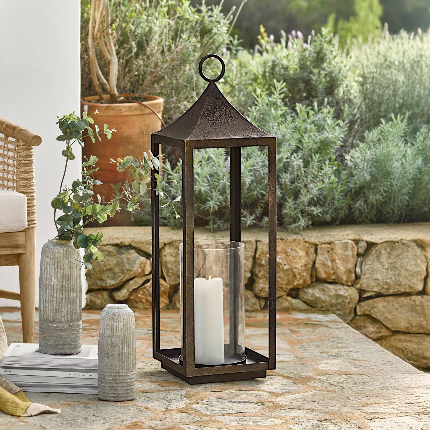 Lanterne Rosmaye Lanterne de jardin en métal rouillé avec bougie blanche et protection en verre sur table en pierre