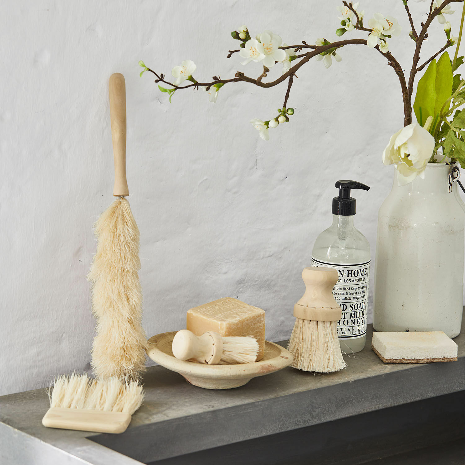 Lot de 4 brosses décoratives Jalexor Ensemble de brosses naturelles avec poignées en bois et savon sur étagère grise dans salle de bain