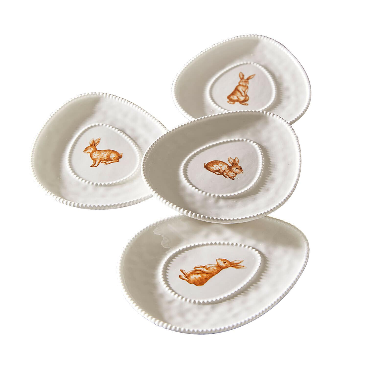 Lot de 4 assiettes Seravoux Ensemble de quatre assiettes blanches en céramique avec motifs lapins bruns, vaisselle décorative