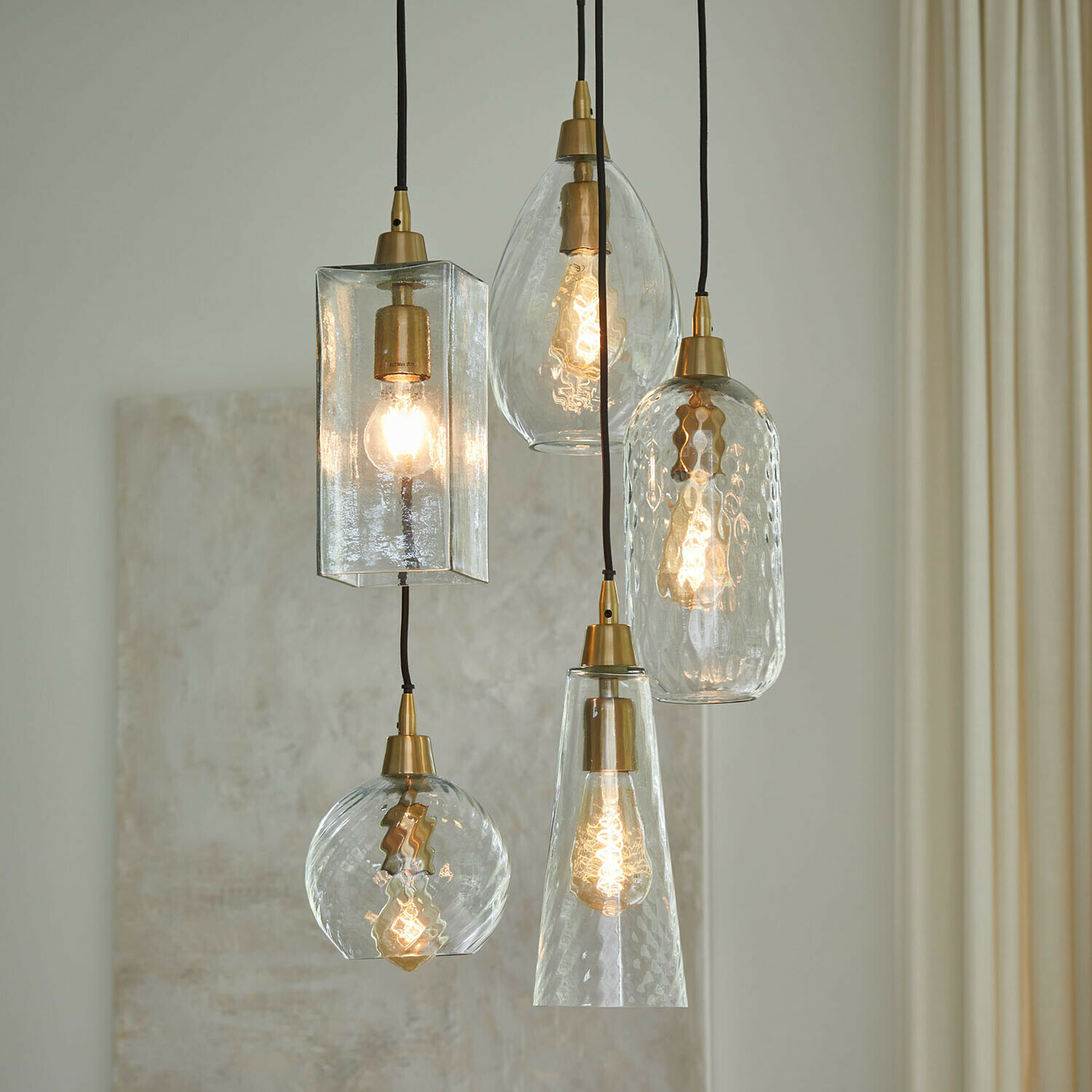 Lampe à suspendre Brightmoor Ensemble de cinq suspensions en verre avec éléments en laiton pour un éclairage intérieur vintage élégant