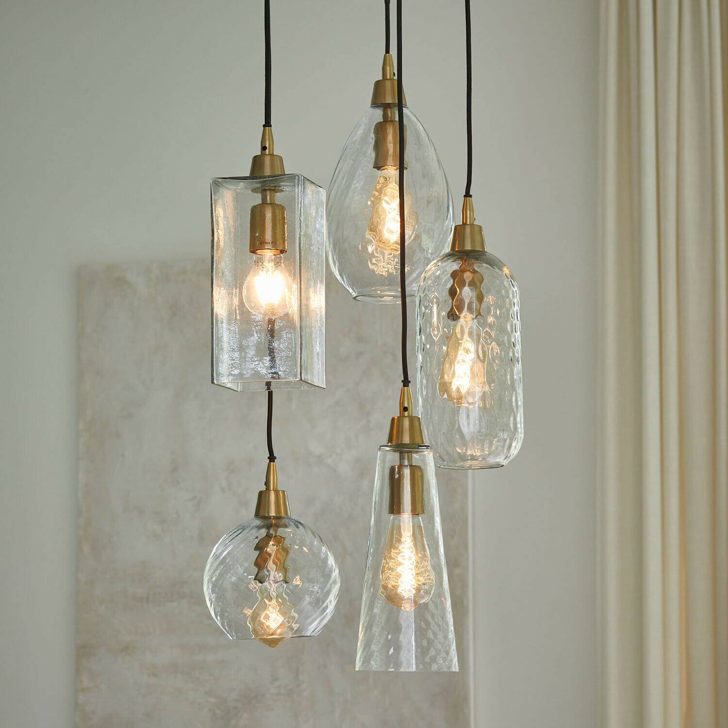 Lampe à suspendre Brightmoor Ensemble de cinq suspensions en verre avec éléments en laiton pour un éclairage intérieur vintage élégant