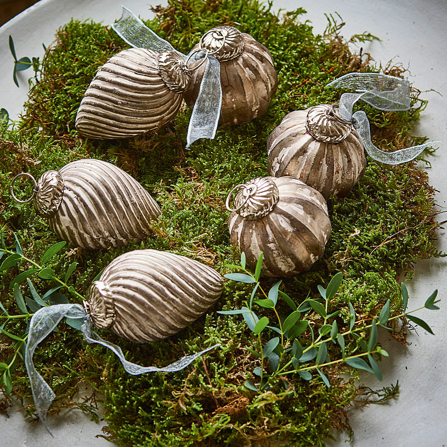 Lot de 6 décorations de Noël Miras Ensemble de 6 boules décoratives couleur or ancien avec rubans sur mousse verte, décoration de Noël