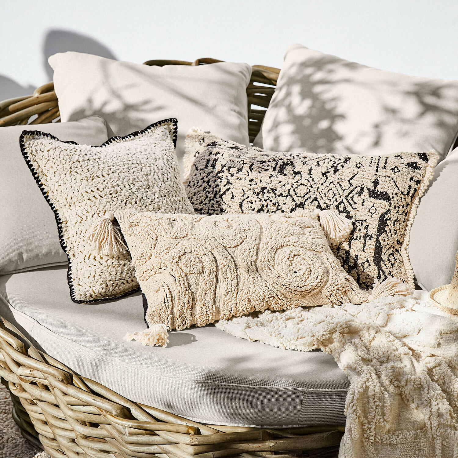 Lot de 3 housses de coussins Norlinn Ensemble de coussins décoratifs crème en tissu doux sur canapé en osier, style bohème