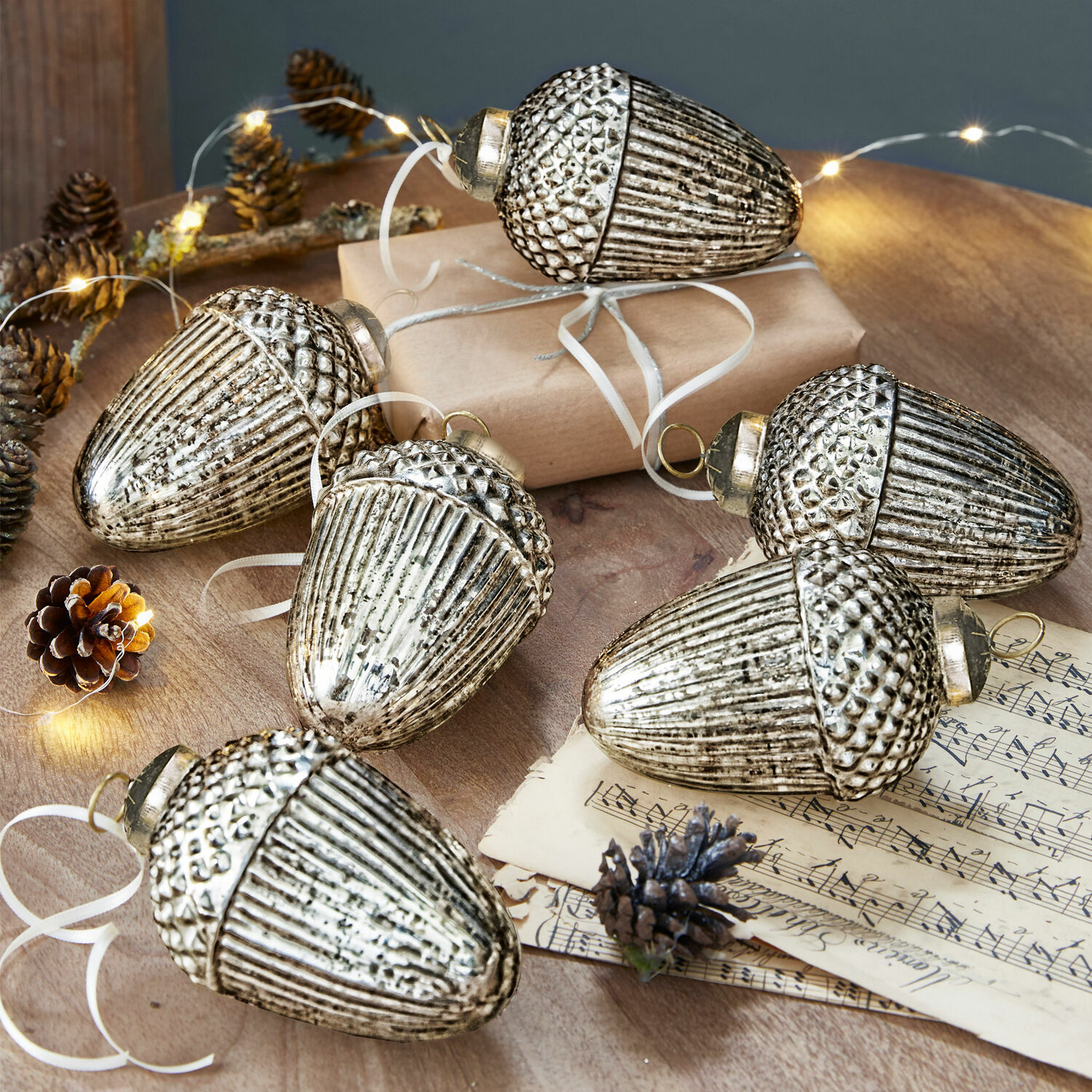 Lot de 6 décorations de Noël Gland Ensemble de six décorations en verre argenté en forme de glands pour décoration de Noël