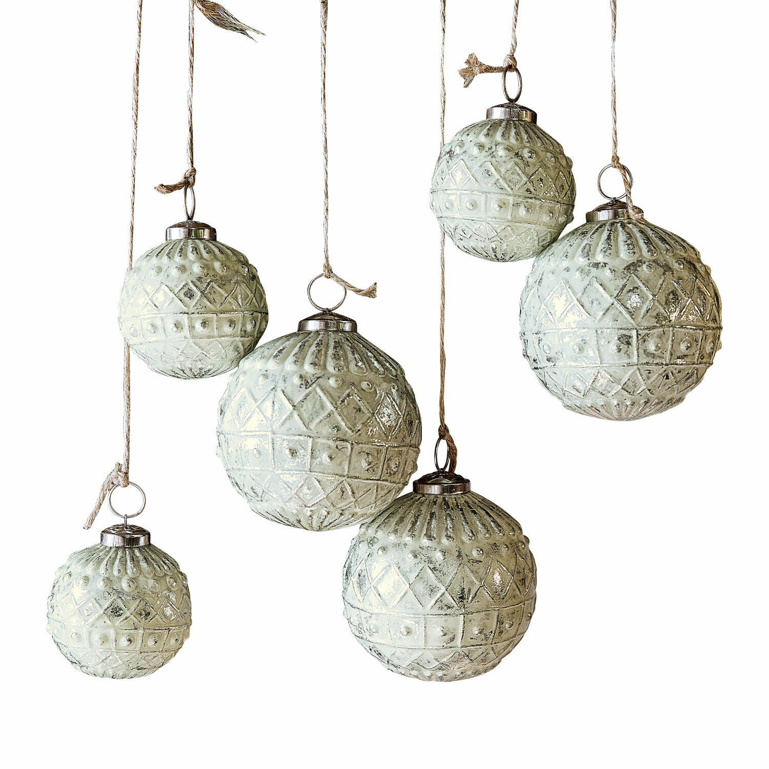 Lot de 6 décorations de Noël Gladwin Ensemble de six boules de Noël en verre blanc avec motif décoratif et corde pour suspension