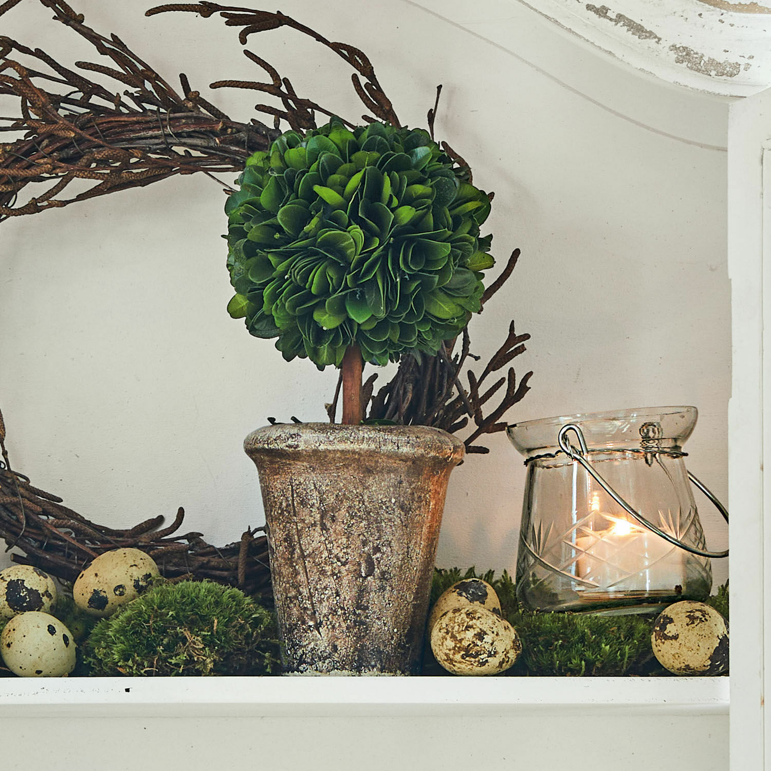 Arbre décoratif Aube Boule décorative en feuilles vertes dans un pot en pierre vieillie avec œufs décoratifs