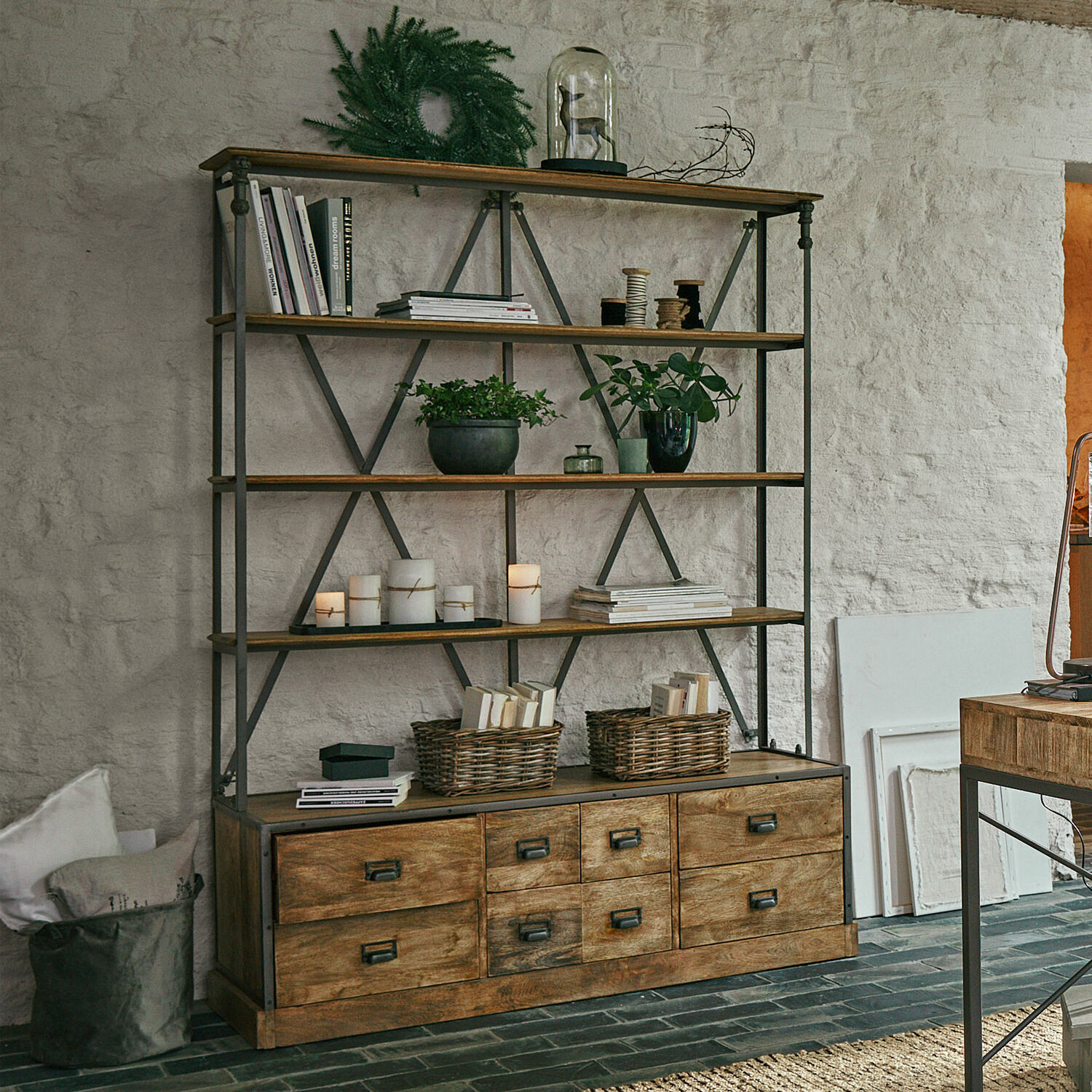 Étagère Lemuel Étagère en bois et métal couleur naturelle avec tiroirs et décorations pour salon