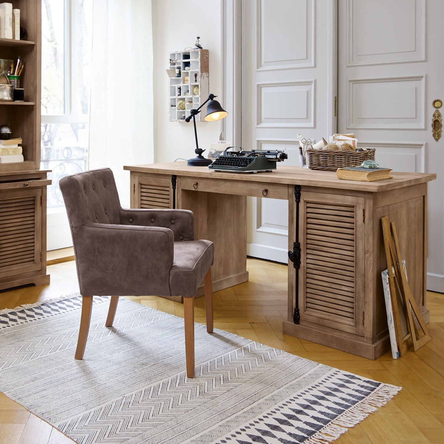 Bureau Woodmore Bureau en bois avec tiroirs et chaise rembourrée marron sur tapis clair dans une pièce lumineuse