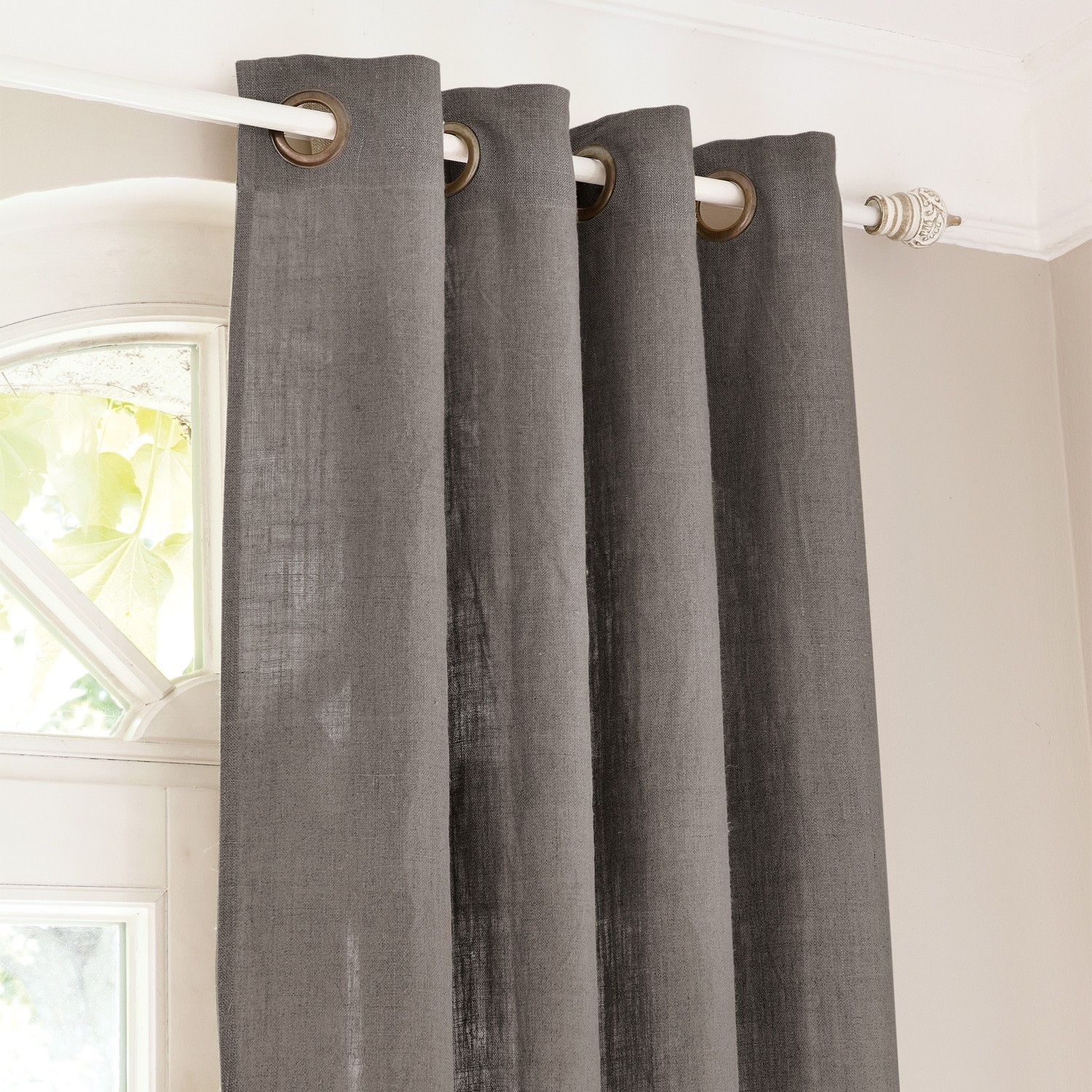 Rideaux gris en lin avec œillets métalliques sur tringle blanche pour décoration de fenêtre