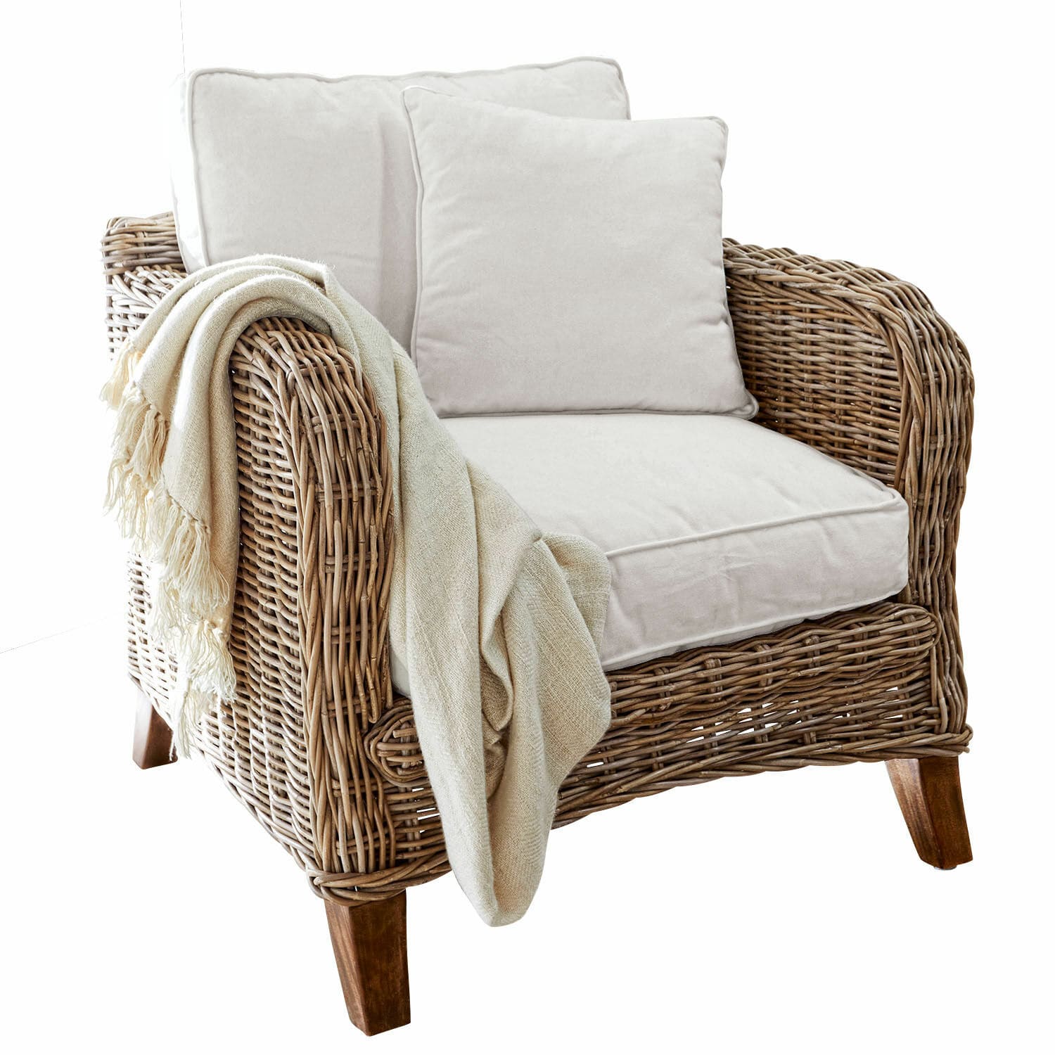 Fauteuil Colroy Fauteuil en rotin avec coussins crème et plaid beige, matériau naturel et couleur douce