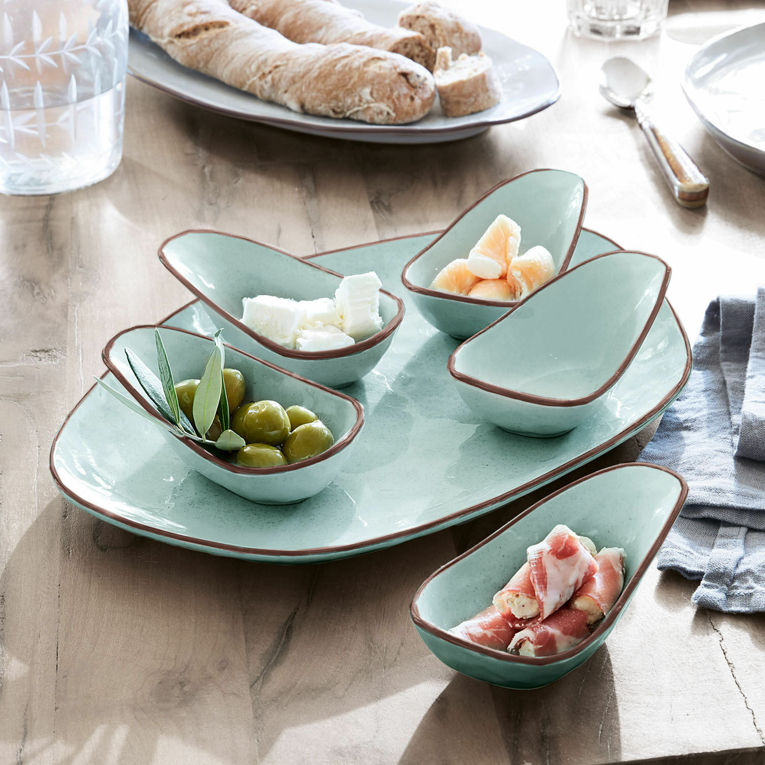 Lot de coupelles, 6 pièces Biarré Ensemble de coupelles en céramique vert menthe avec bord brun pour apéritifs sur table en bois
