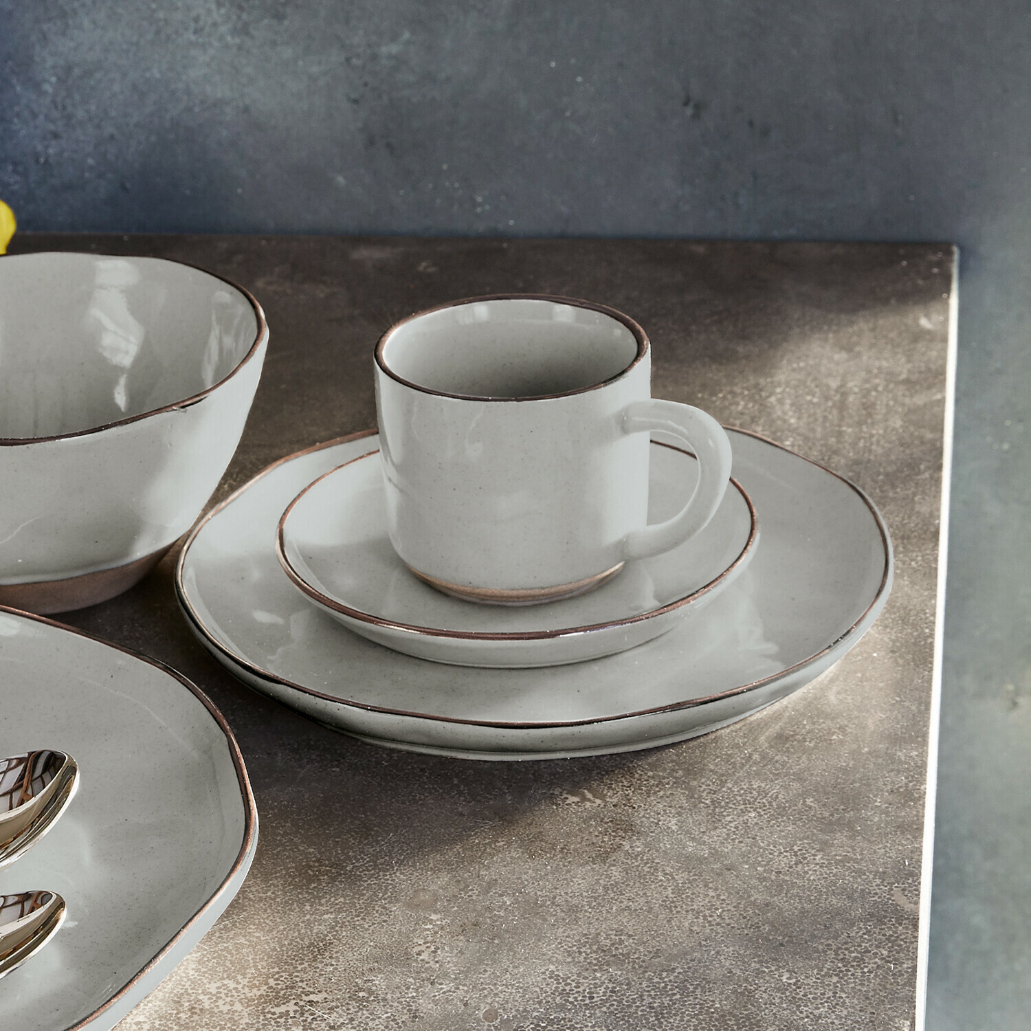 Lot de 6 tasses et soucoupes Biarré Service de vaisselle en céramique gris clair avec bordure marron, parfait pour café et repas