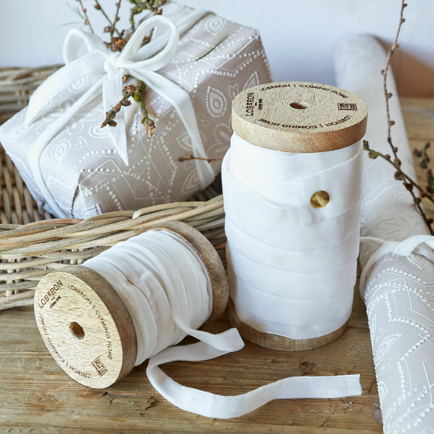 Lot de 2 bobines de ruban en velours Liandis Bobines en bois avec ruban en coton blanc sur une table en bois rustique pour décoration