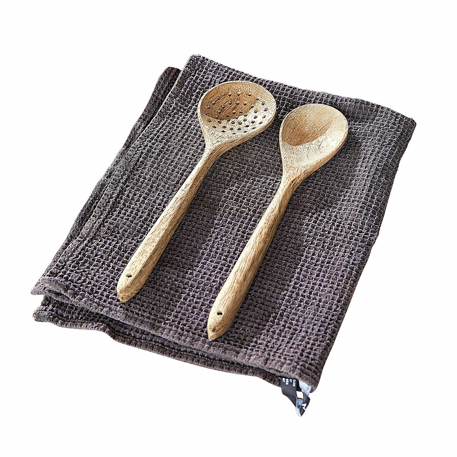 Couverts à salade Helier Cuillères en bois posées sur un torchon gris foncé texturé pour cuisine et service