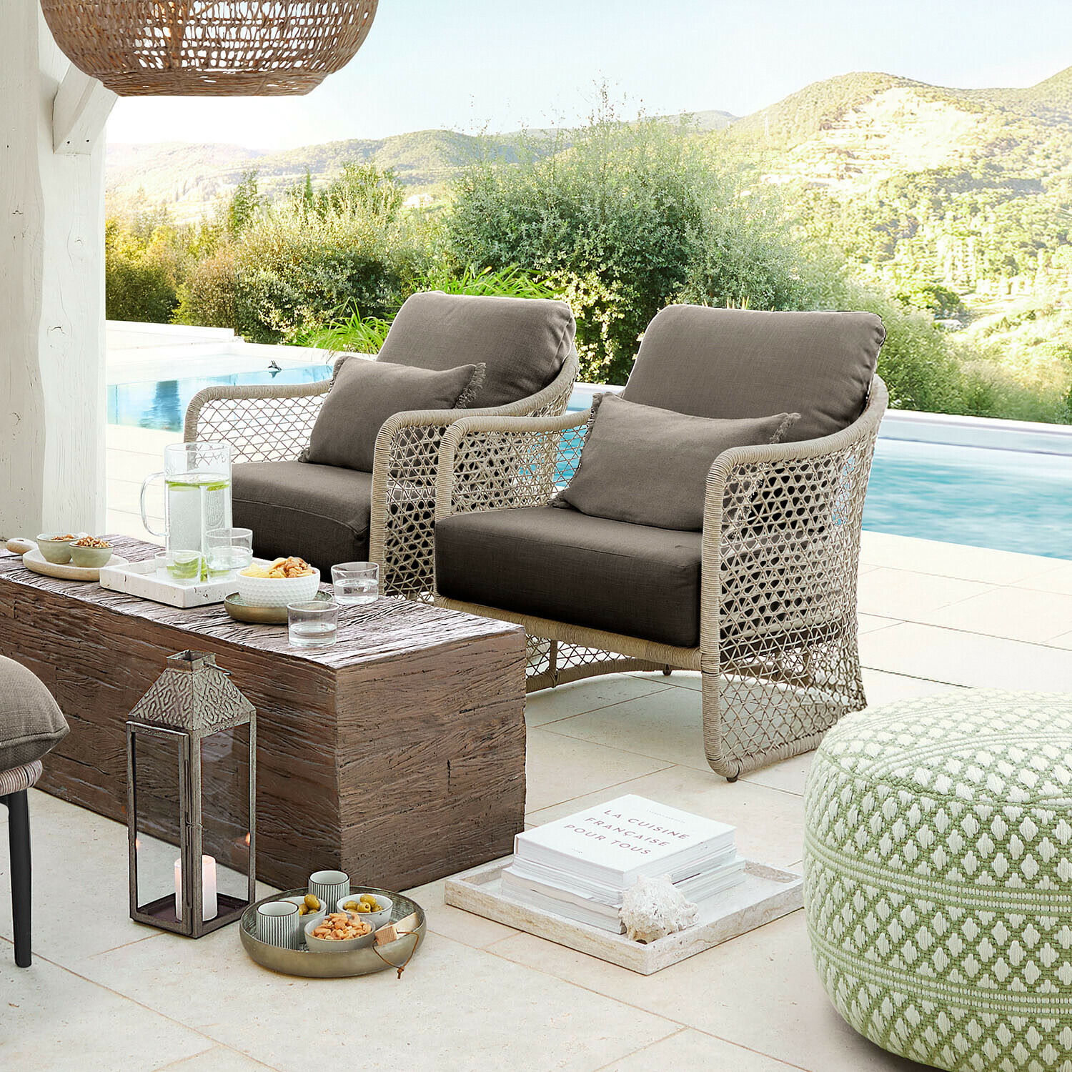 Ensemble de mobilier d'extérieur en rotin beige avec coussins gris au bord de la piscine, salon moderne confortable