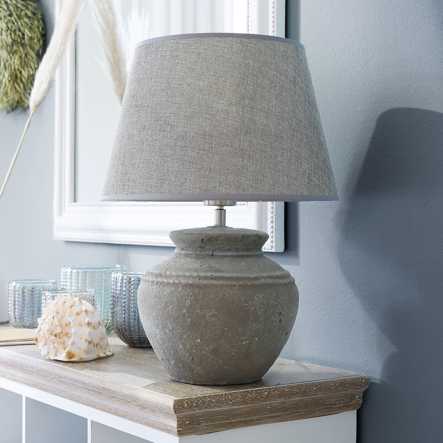 Lampe à poser Cleveland Lampe de table avec base en céramique grise et abat-jour beige sur plateau en bois