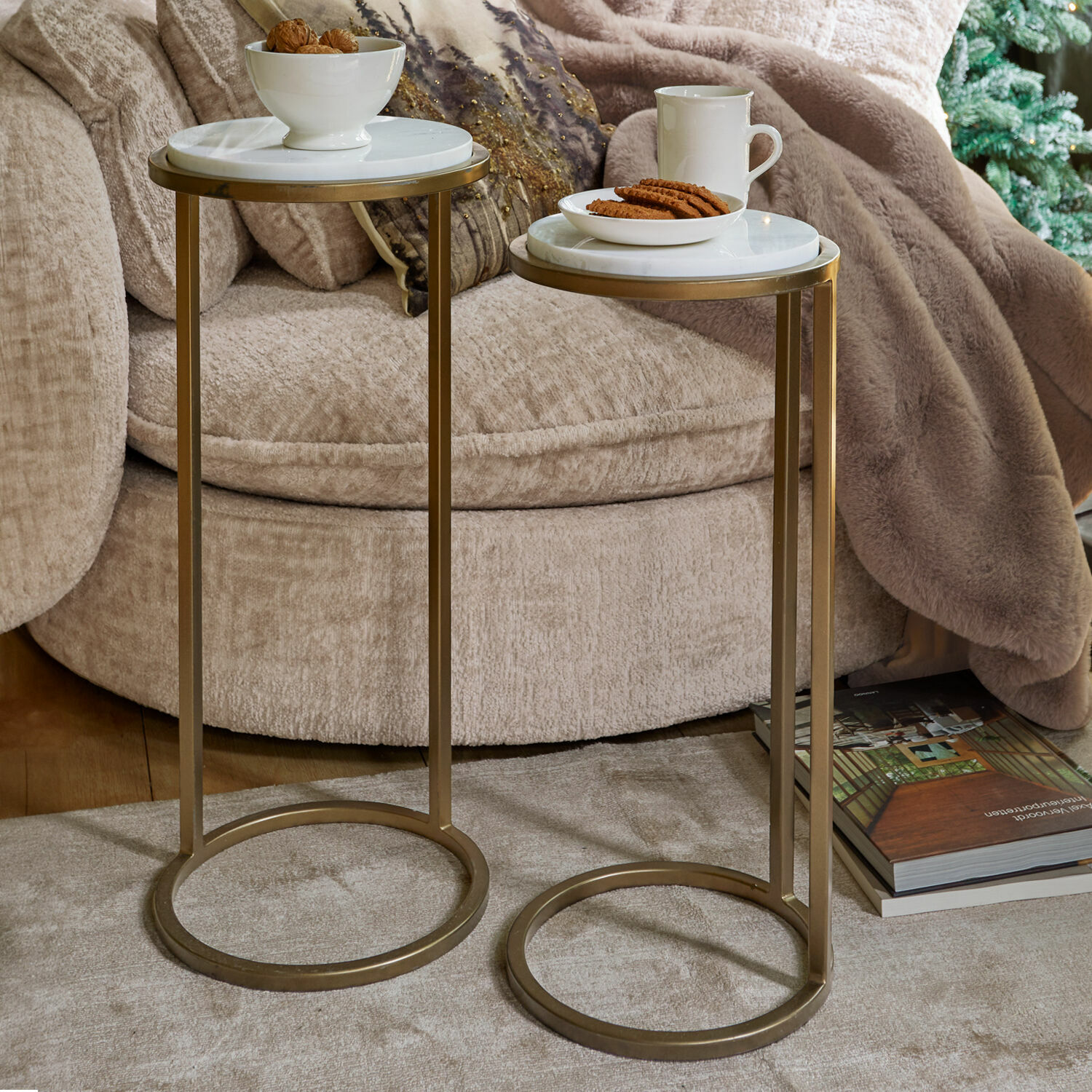 Lot de 2 tables d’appoint Soréline Ensemble de deux tables d'appoint avec plateau en marbre blanc et cadre métallique doré dans un salon