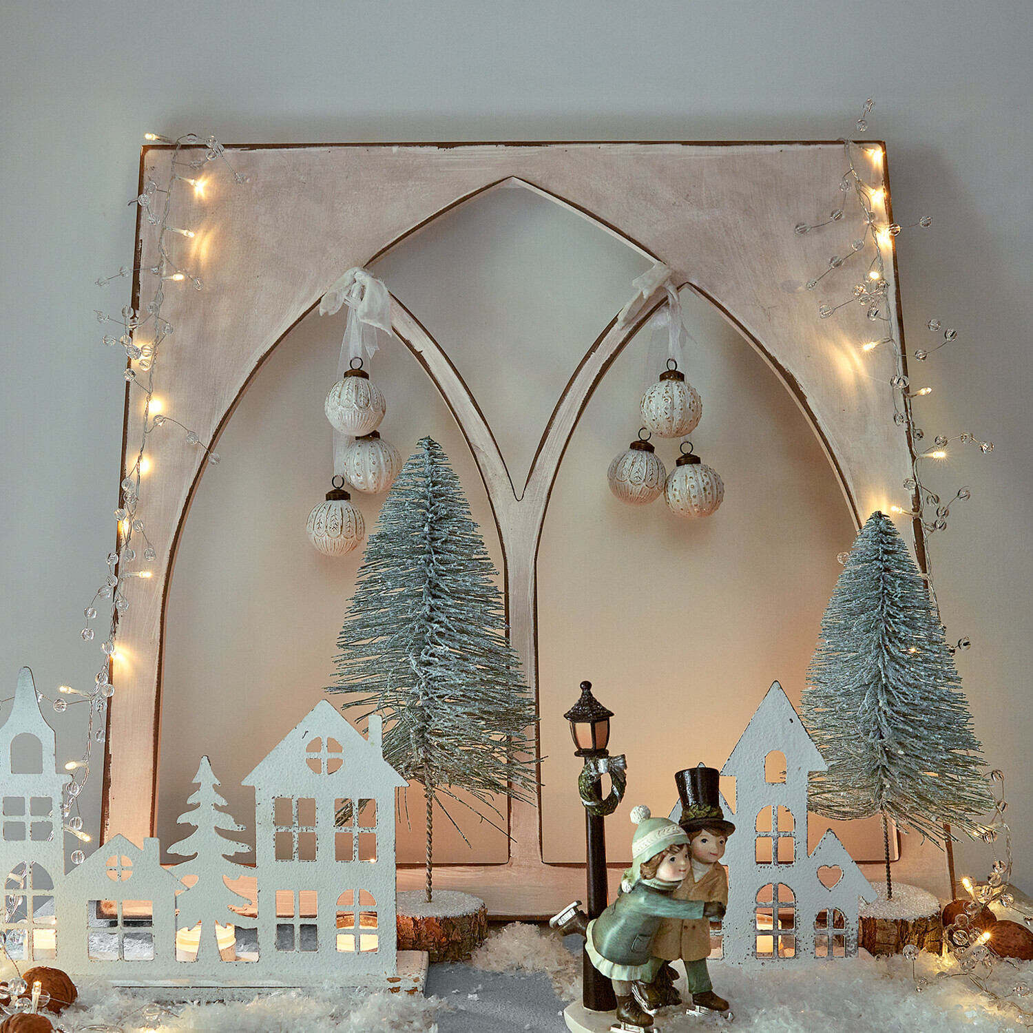 Fenêtre décorative Kiraline Décoration de Noël avec maisons blanches, sapins verts et figurines de patineurs sur glace